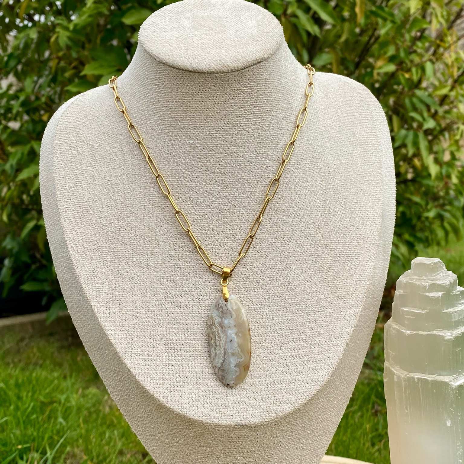 Collier pendentif agate du Botswana naturelle, forme goutte arrondie, sur chaîne à mailles rectangulaires. Pierre d’harmonie et d’équilibre émotionnel, bijou par Les Merveilles by Pauline.