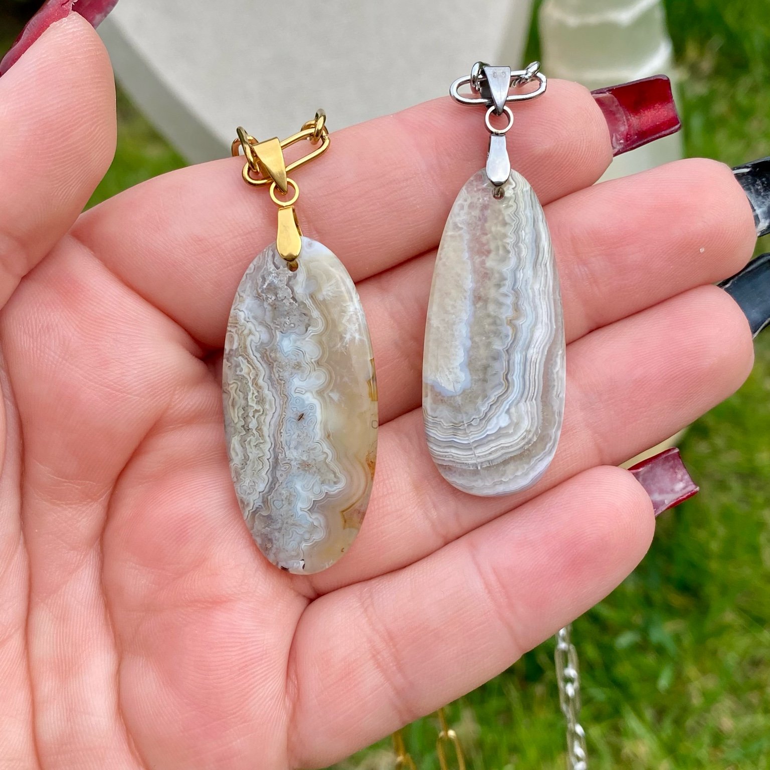 Collier pendentif agate du Botswana naturelle, forme goutte arrondie, sur chaîne à mailles rectangulaires. Pierre d’harmonie et d’équilibre émotionnel, bijou par Les Merveilles by Pauline.