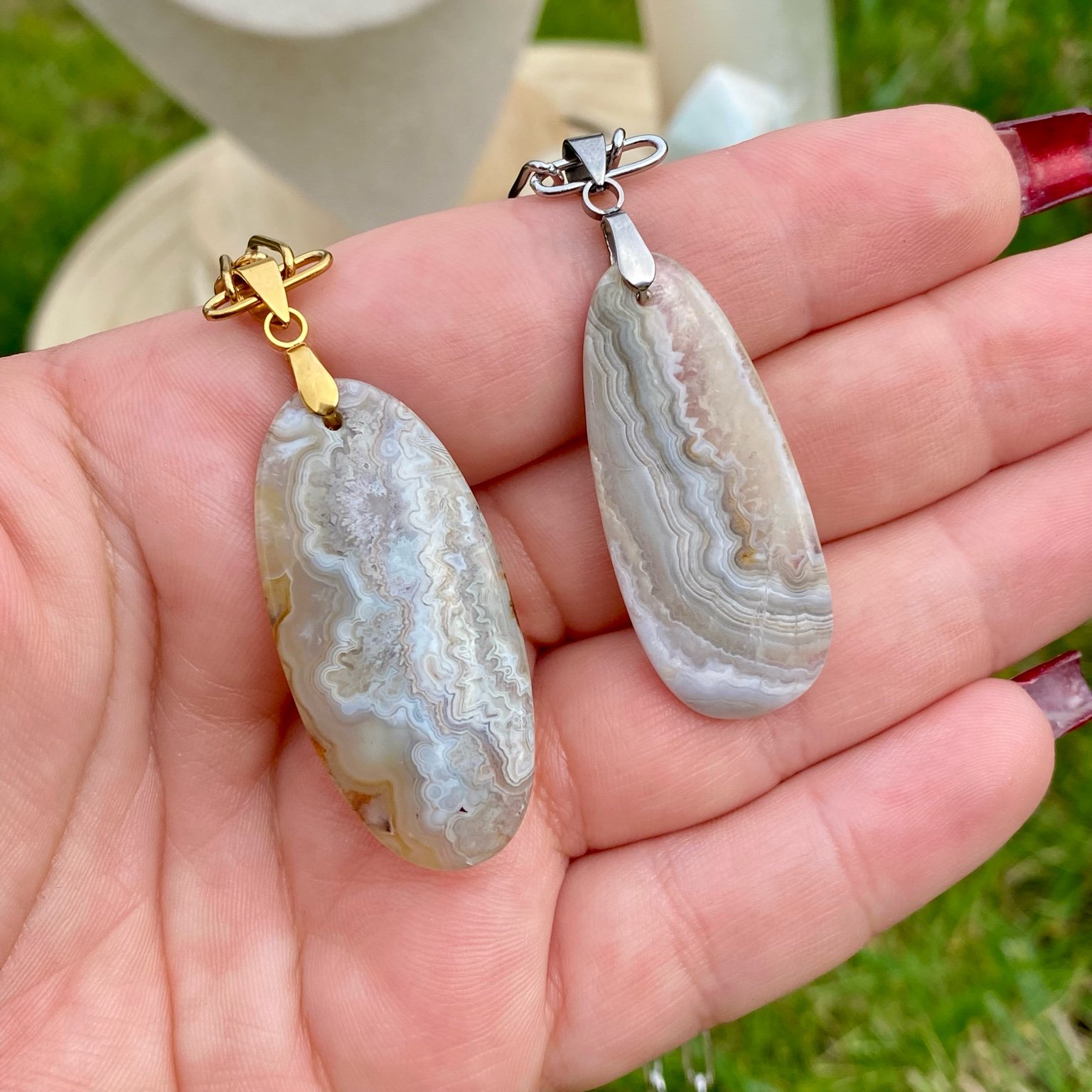 Collier pendentif agate du Botswana naturelle, forme goutte arrondie, sur chaîne à mailles rectangulaires. Pierre d’harmonie et d’équilibre émotionnel, bijou par Les Merveilles by Pauline.