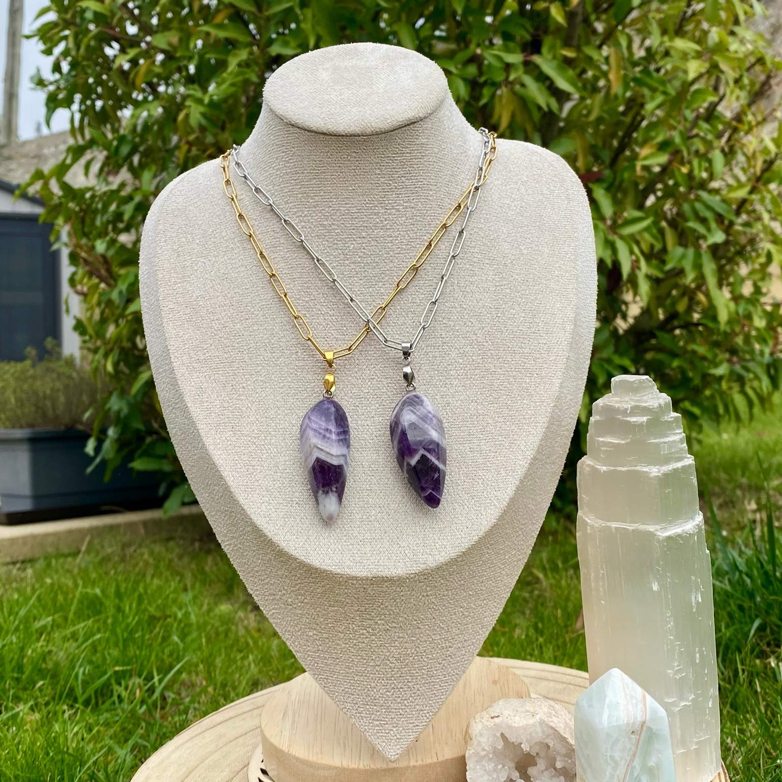 Collier pendentif améthyste chevron naturelle, forme goutte inversée style pendule, sur chaîne à mailles rectangulaires. Pierre de protection et d’intuition, bijou mystique par Les Merveilles by Pauline.