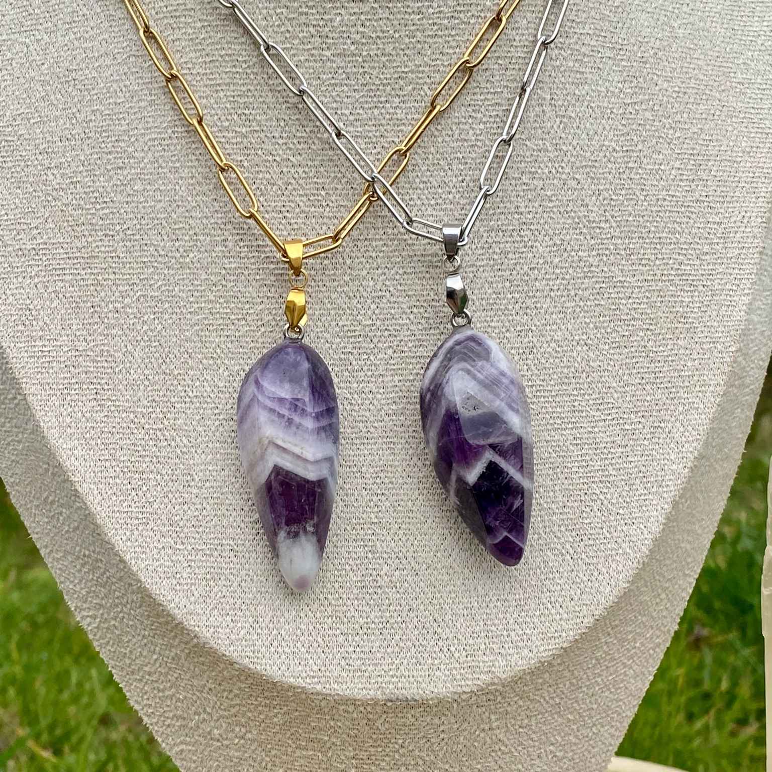 Collier pendentif améthyste chevron naturelle, forme goutte inversée style pendule, sur chaîne à mailles rectangulaires. Pierre de protection et d’intuition, bijou mystique par Les Merveilles by Pauline.
