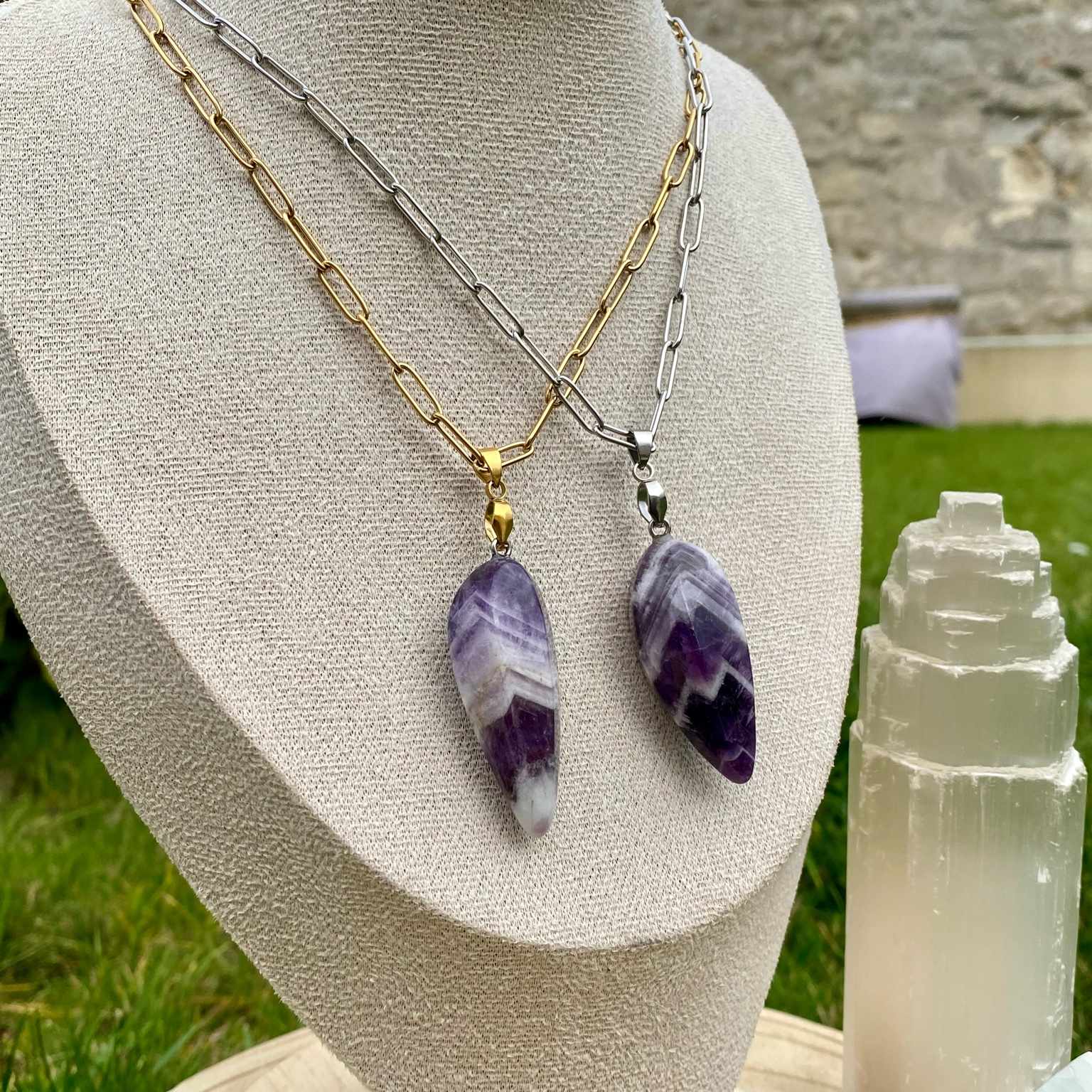 Collier pendentif améthyste chevron naturelle, forme goutte inversée style pendule, sur chaîne à mailles rectangulaires. Pierre de protection et d’intuition, bijou mystique par Les Merveilles by Pauline.