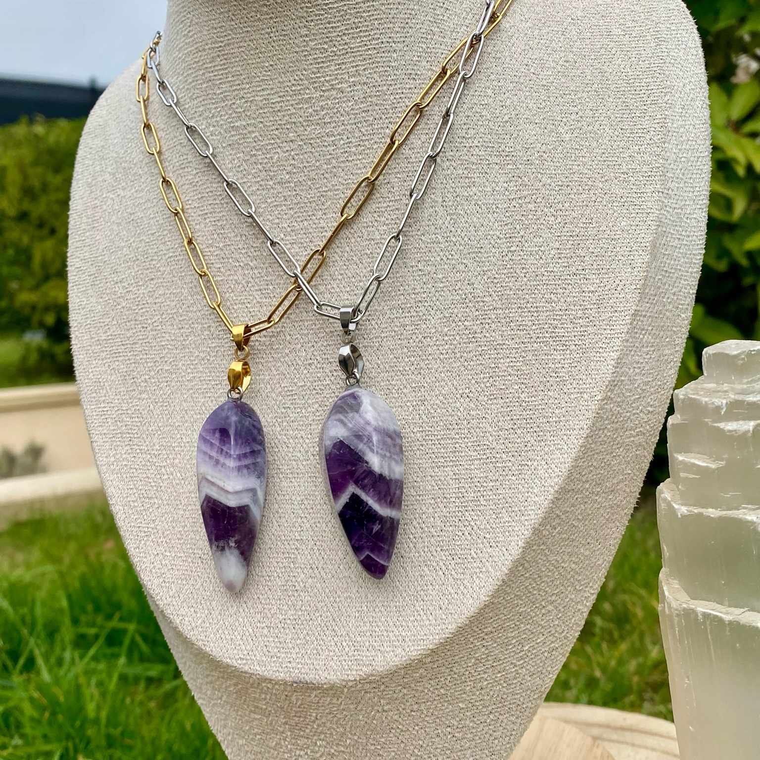 Collier pendentif améthyste chevron naturelle, forme goutte inversée style pendule, sur chaîne à mailles rectangulaires. Pierre de protection et d’intuition, bijou mystique par Les Merveilles by Pauline.