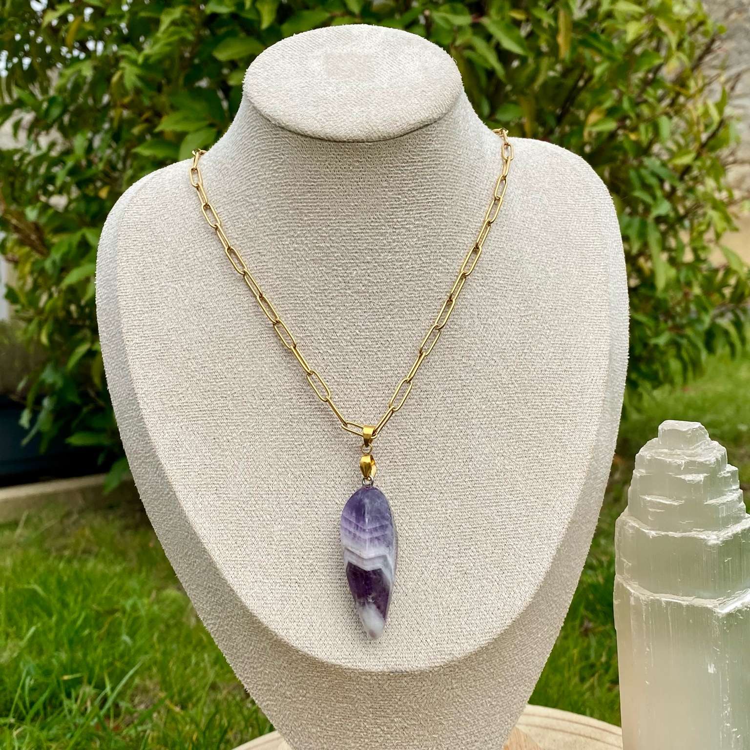 Collier pendentif améthyste chevron naturelle, forme goutte inversée style pendule, sur chaîne à mailles rectangulaires. Pierre de protection et d’intuition, bijou mystique par Les Merveilles by Pauline.