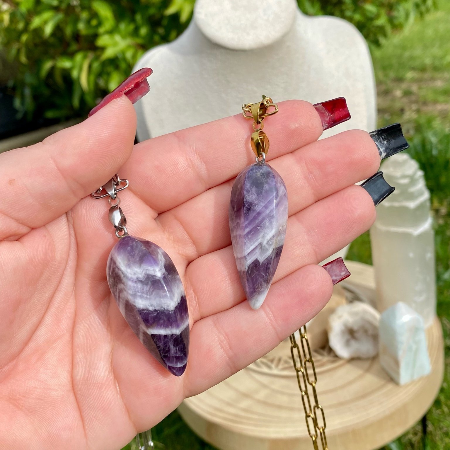 Collier pendentif améthyste chevron naturelle, forme goutte inversée style pendule, sur chaîne à mailles rectangulaires. Pierre de protection et d’intuition, bijou mystique par Les Merveilles by Pauline.