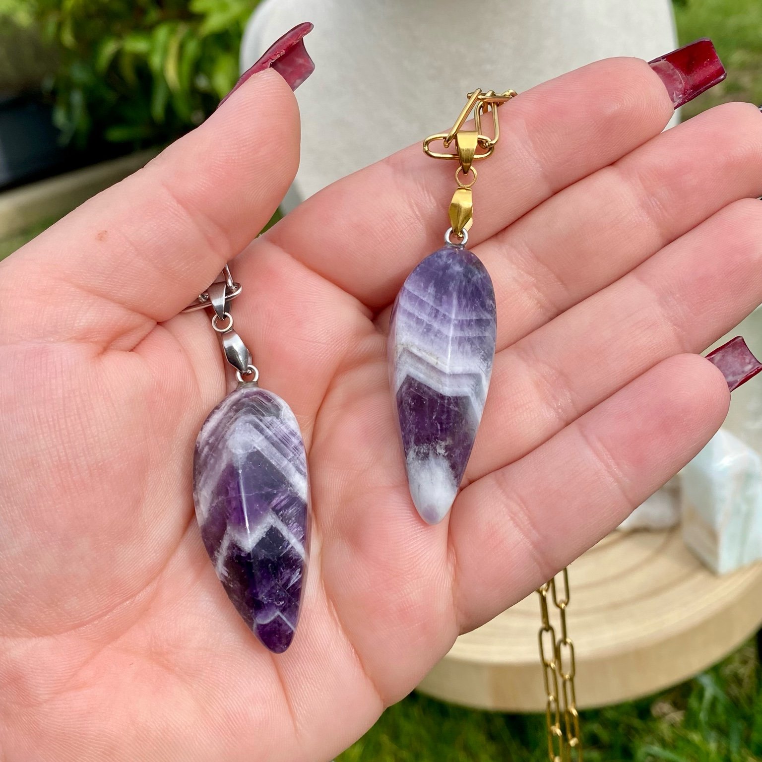 Collier pendentif améthyste chevron naturelle, forme goutte inversée style pendule, sur chaîne à mailles rectangulaires. Pierre de protection et d’intuition, bijou mystique par Les Merveilles by Pauline.