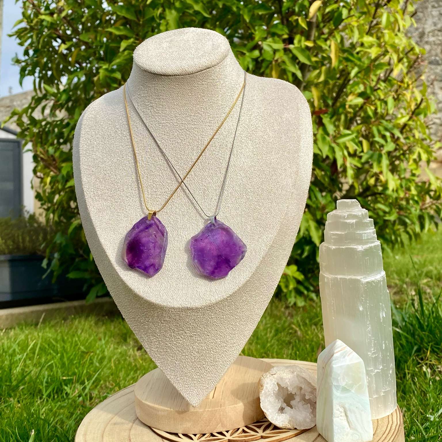 Collier pendentif améthyste naturelle taillée en morceau plat, monté sur chaîne fine. Pierre de sérénité et de spiritualité, par Les Merveilles by Pauline pour calmer l’esprit et favoriser la paix intérieure.