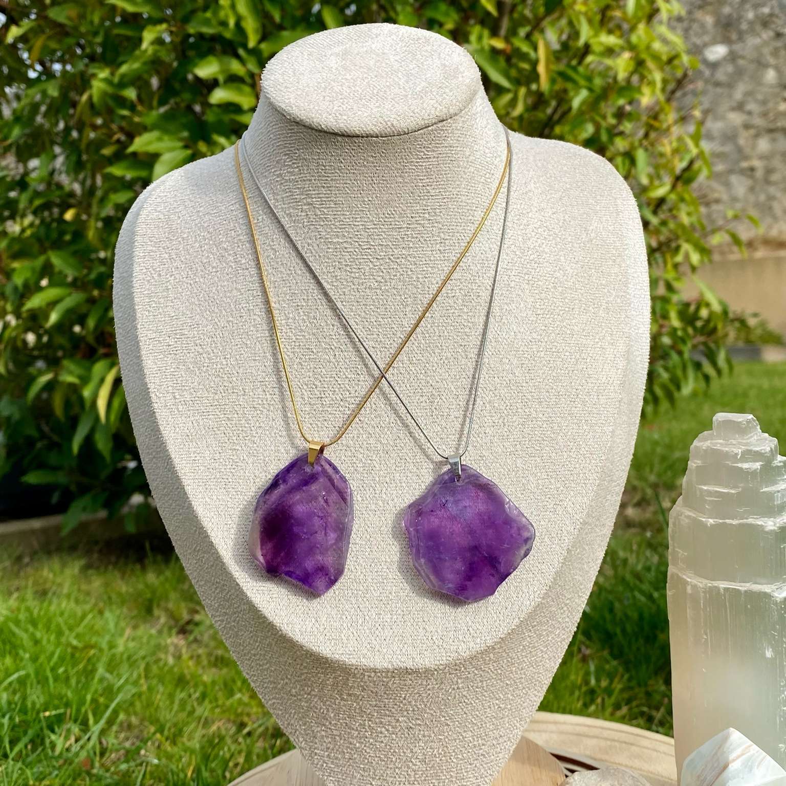 Collier pendentif améthyste naturelle taillée en morceau plat, monté sur chaîne fine. Pierre de sérénité et de spiritualité, par Les Merveilles by Pauline pour calmer l’esprit et favoriser la paix intérieure.