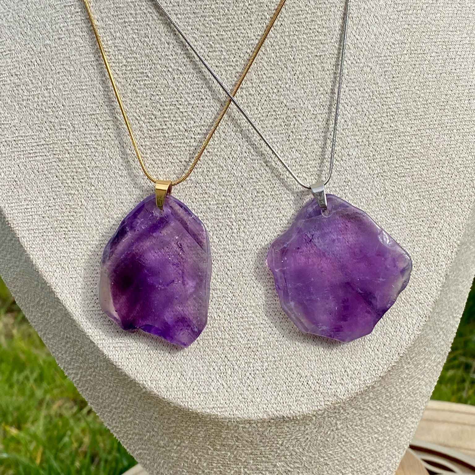 Collier pendentif améthyste naturelle taillée en morceau plat, monté sur chaîne fine. Pierre de sérénité et de spiritualité, par Les Merveilles by Pauline pour calmer l’esprit et favoriser la paix intérieure.