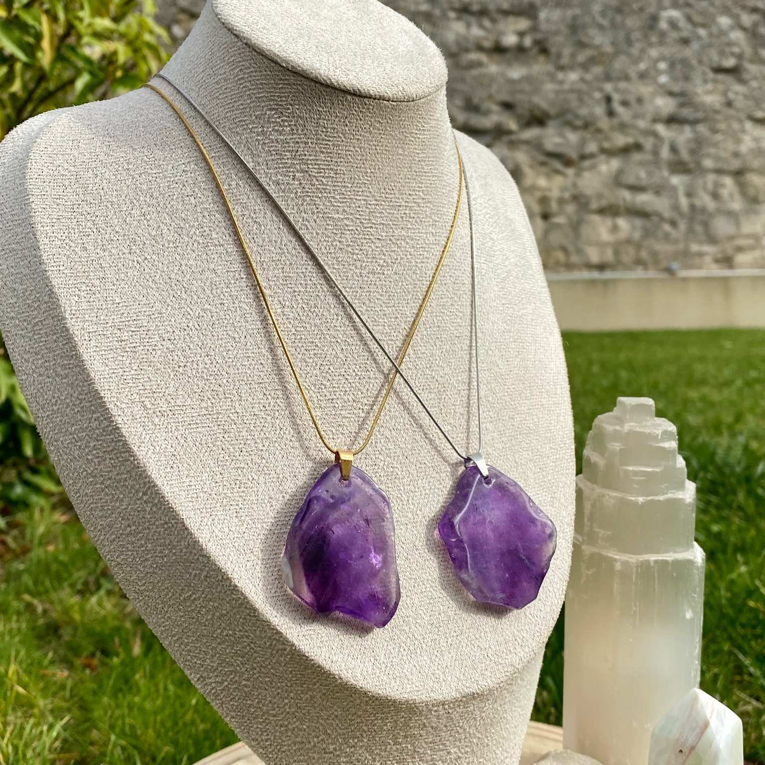 Collier pendentif améthyste naturelle taillée en morceau plat, monté sur chaîne fine. Pierre de sérénité et de spiritualité, par Les Merveilles by Pauline pour calmer l’esprit et favoriser la paix intérieure.
