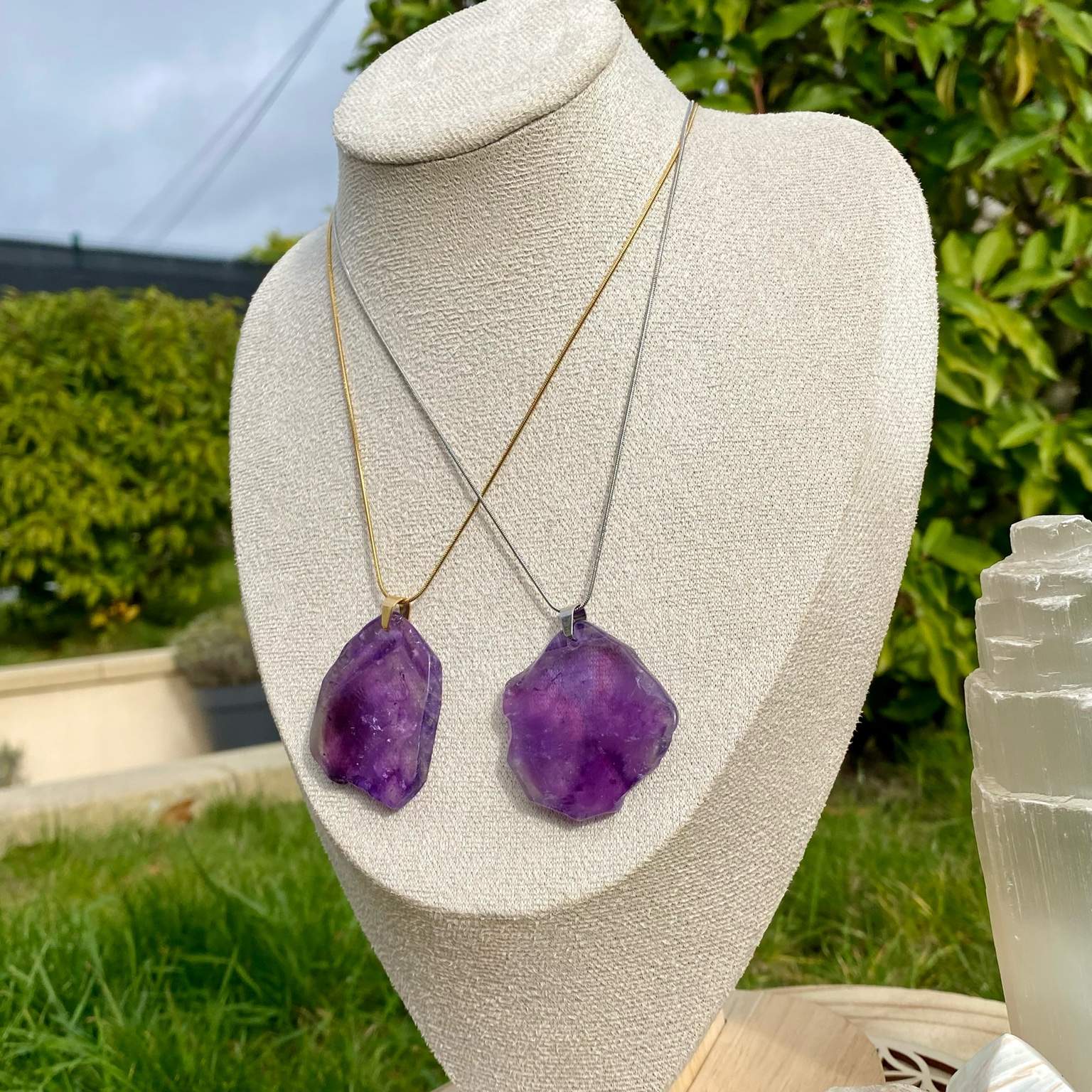 Collier pendentif améthyste naturelle taillée en morceau plat, monté sur chaîne fine. Pierre de sérénité et de spiritualité, par Les Merveilles by Pauline pour calmer l’esprit et favoriser la paix intérieure.