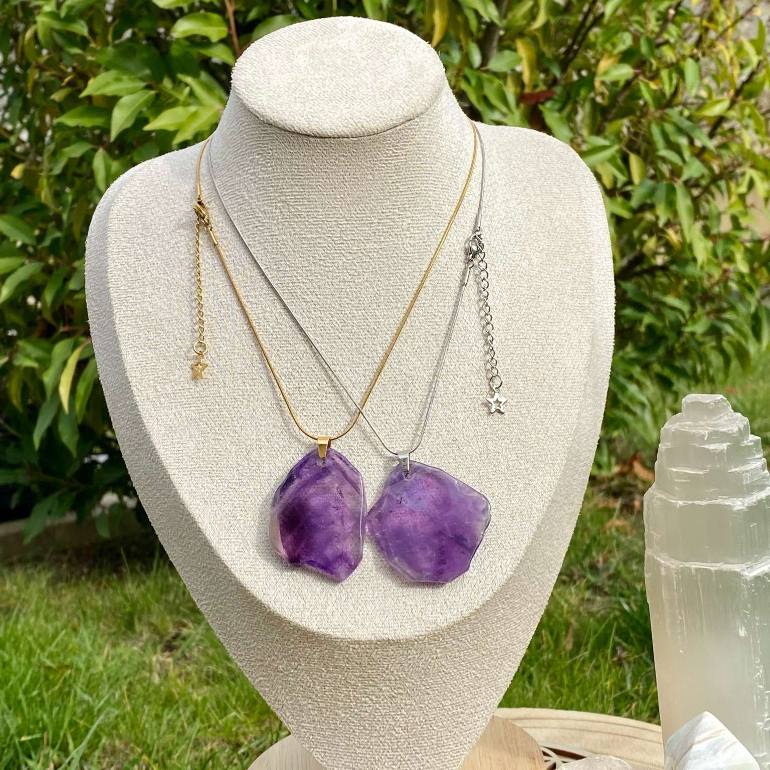 Collier pendentif améthyste naturelle taillée en morceau plat, monté sur chaîne fine. Pierre de sérénité et de spiritualité, par Les Merveilles by Pauline pour calmer l’esprit et favoriser la paix intérieure.