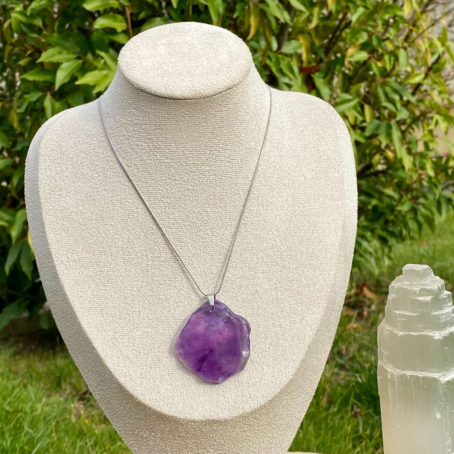 Collier pendentif améthyste naturelle taillée en morceau plat, monté sur chaîne fine. Pierre de sérénité et de spiritualité, par Les Merveilles by Pauline pour calmer l’esprit et favoriser la paix intérieure.