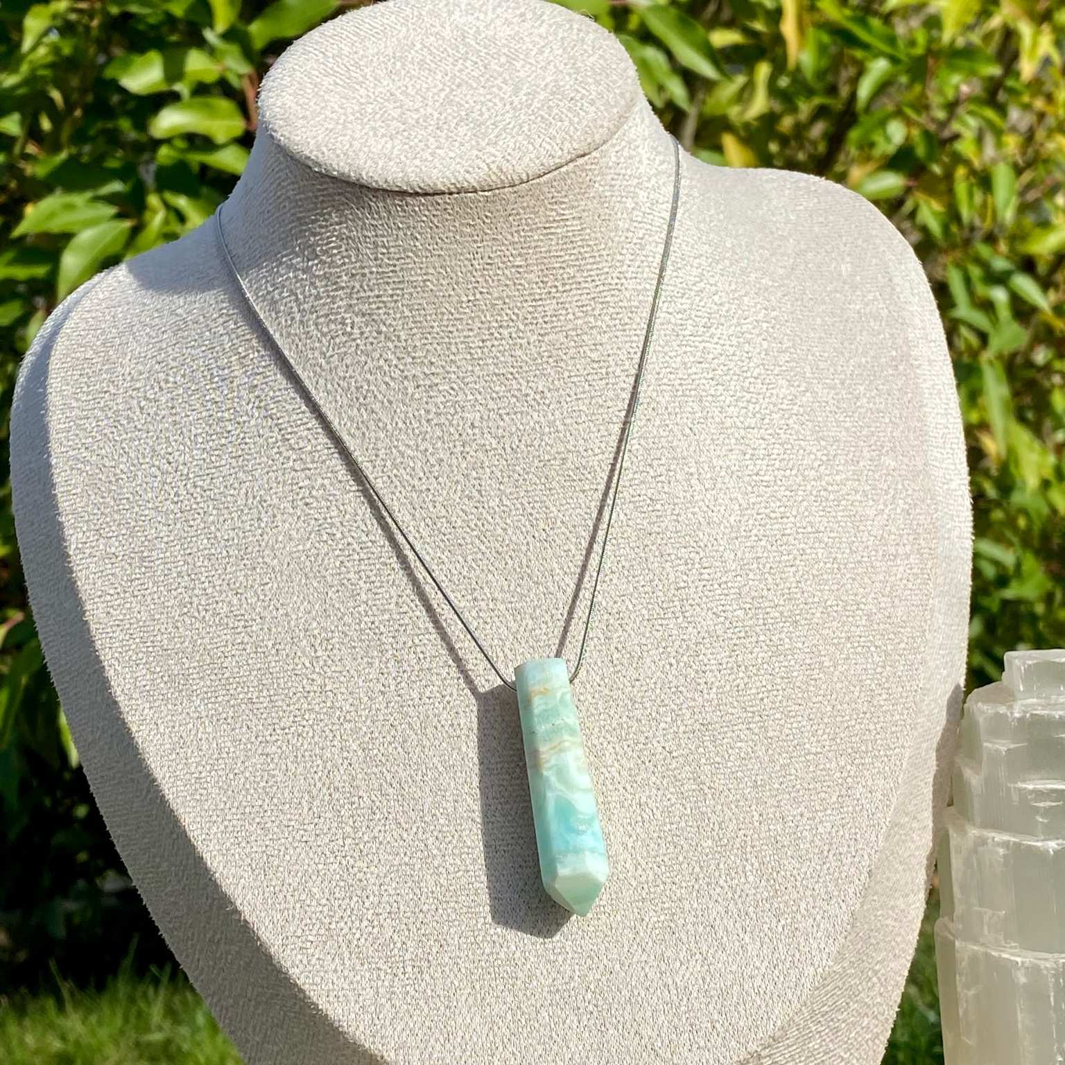 Collier pendentif pointe Calcite Bleue des Caraïbes - Sérénité & Expression – Image 3