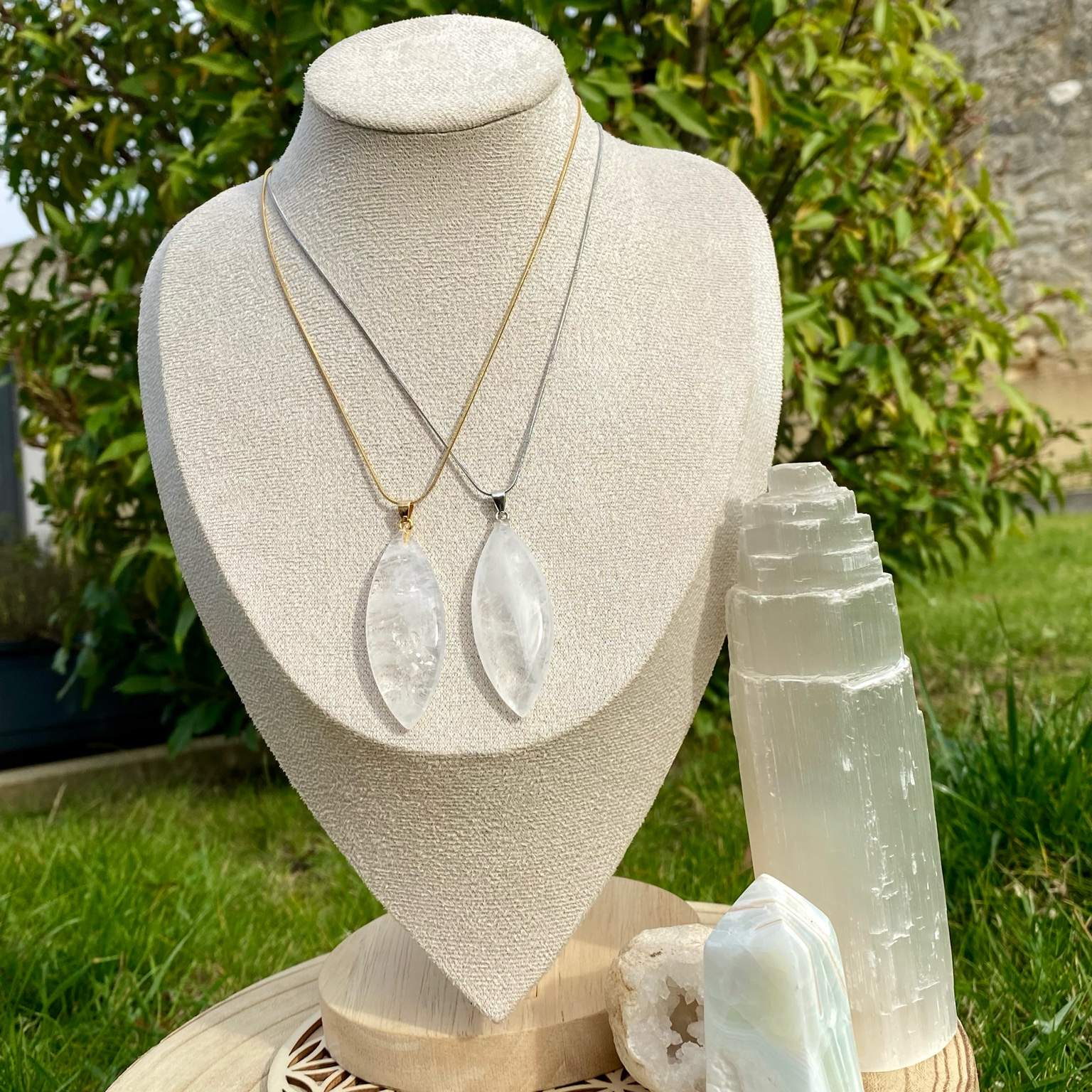 Collier pendentif en cristal de roche naturel, forme marquise, sur chaîne fine argentée ou dorée. Pierre de lumière et de pureté, bijou énergétique signé Les Merveilles by Pauline.