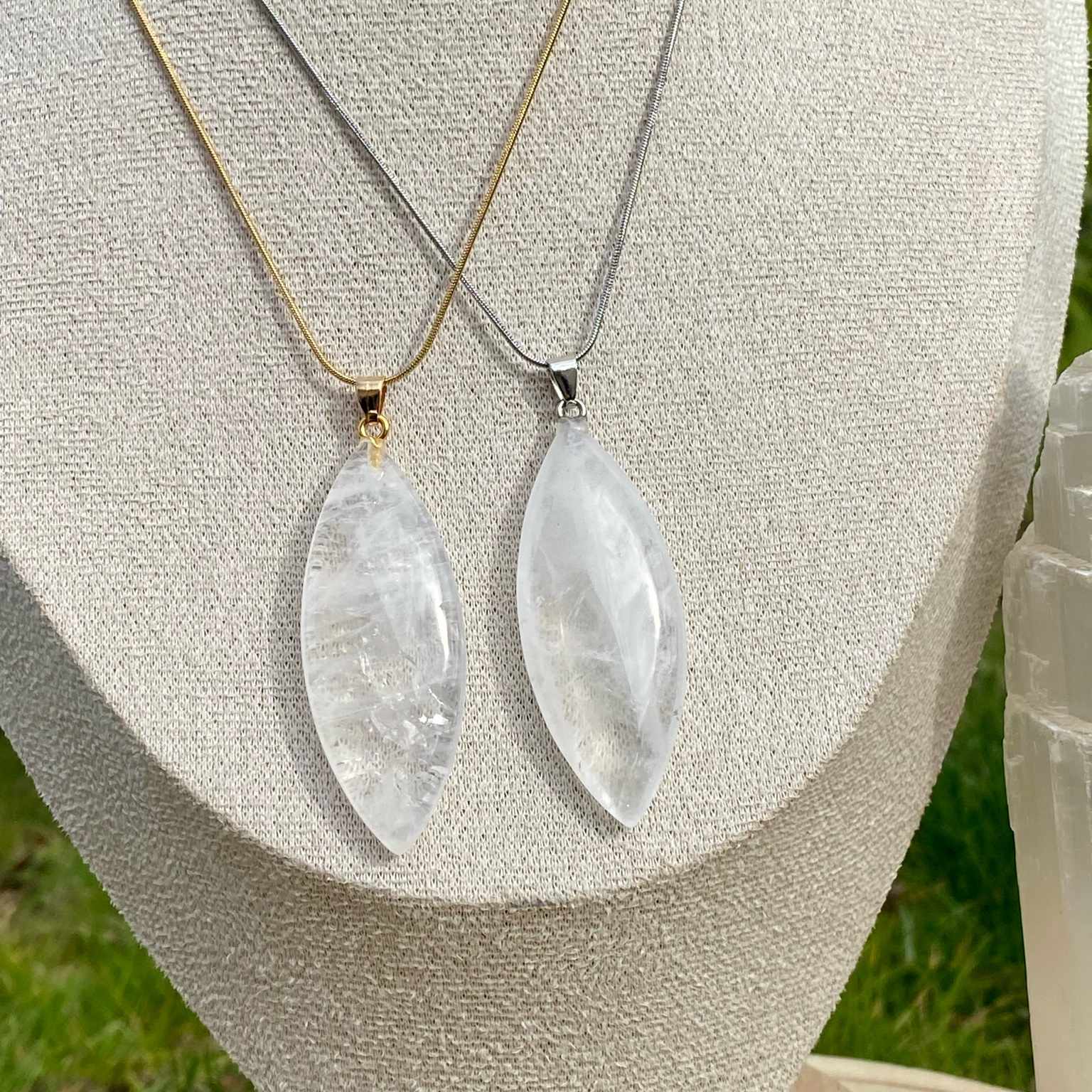 Collier pendentif en cristal de roche naturel, forme marquise, sur chaîne fine argentée ou dorée. Pierre de lumière et de pureté, bijou énergétique signé Les Merveilles by Pauline.
