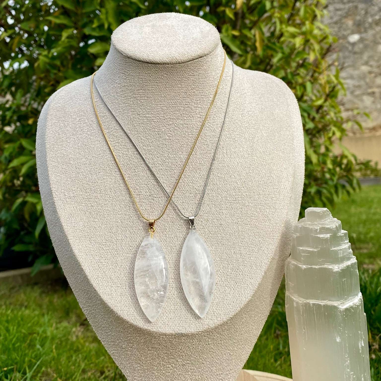 Collier pendentif en cristal de roche naturel, forme marquise, sur chaîne fine argentée ou dorée. Pierre de lumière et de pureté, bijou énergétique signé Les Merveilles by Pauline.