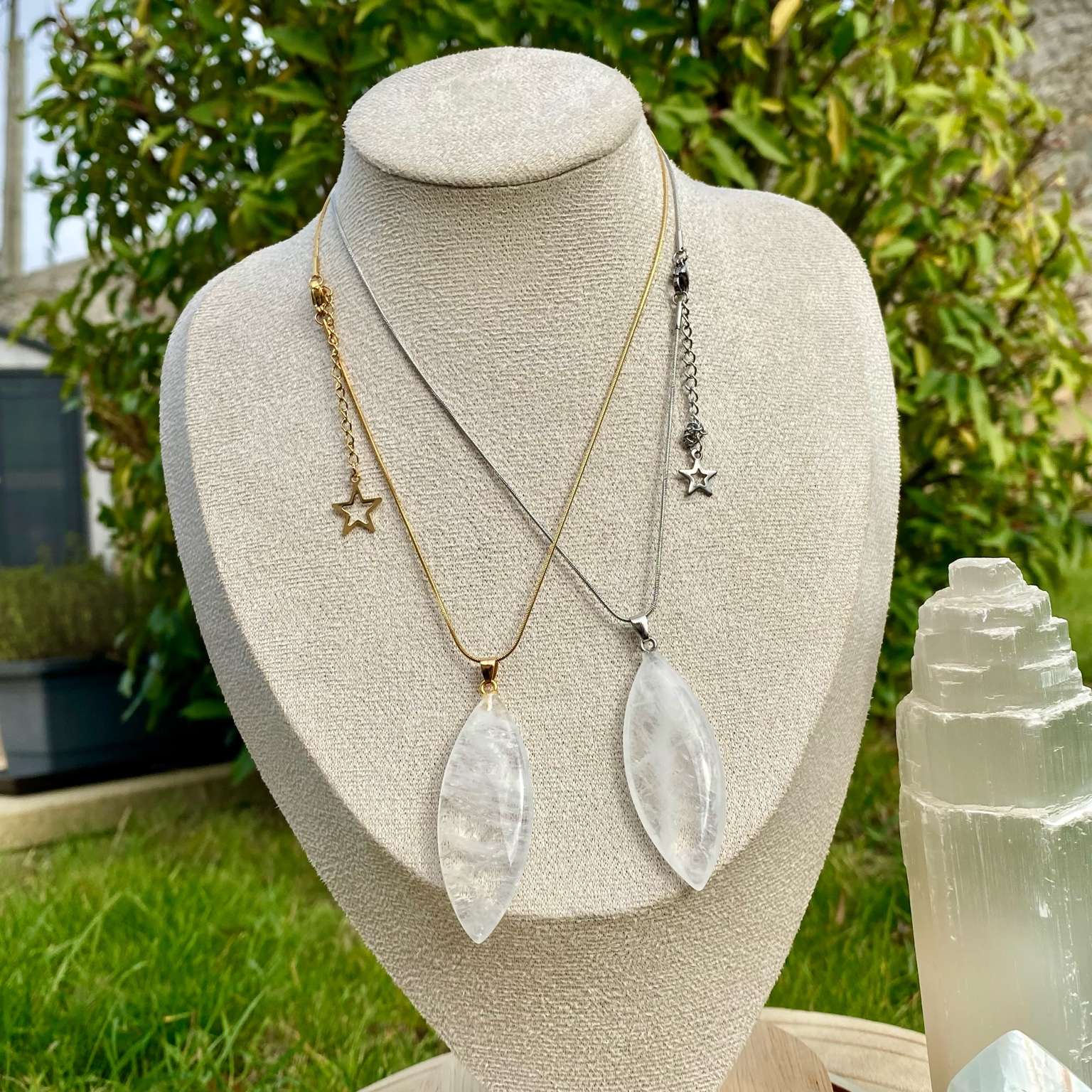 Collier pendentif en cristal de roche naturel, forme marquise, sur chaîne fine argentée ou dorée. Pierre de lumière et de pureté, bijou énergétique signé Les Merveilles by Pauline.