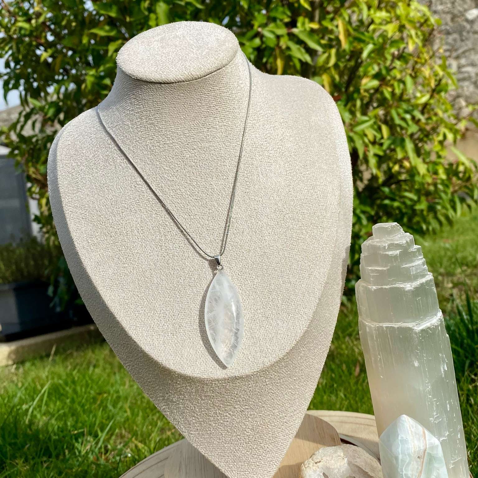 Collier pendentif en cristal de roche naturel, forme marquise, sur chaîne fine argentée ou dorée. Pierre de lumière et de pureté, bijou énergétique signé Les Merveilles by Pauline.