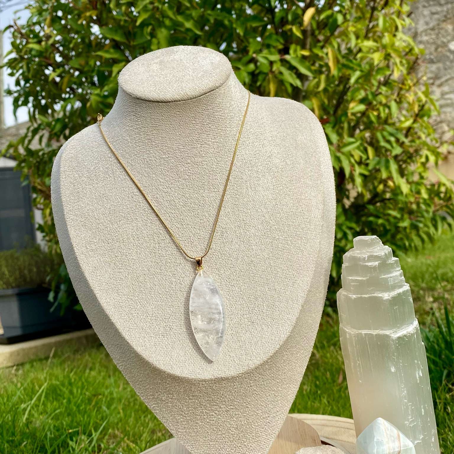 Collier pendentif en cristal de roche naturel, forme marquise, sur chaîne fine argentée ou dorée. Pierre de lumière et de pureté, bijou énergétique signé Les Merveilles by Pauline.