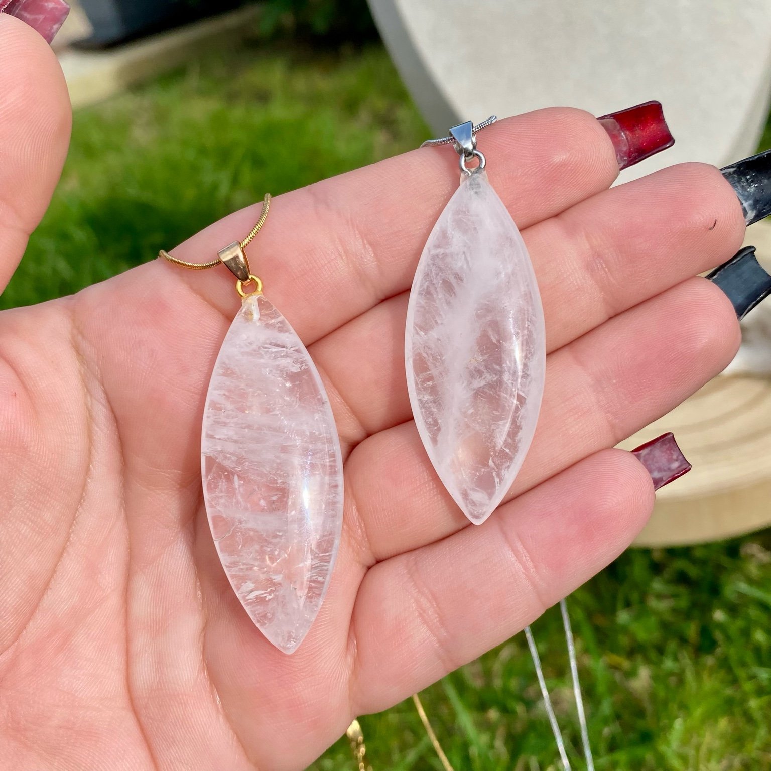 Collier pendentif en cristal de roche naturel, forme marquise, sur chaîne fine argentée ou dorée. Pierre de lumière et de pureté, bijou énergétique signé Les Merveilles by Pauline.