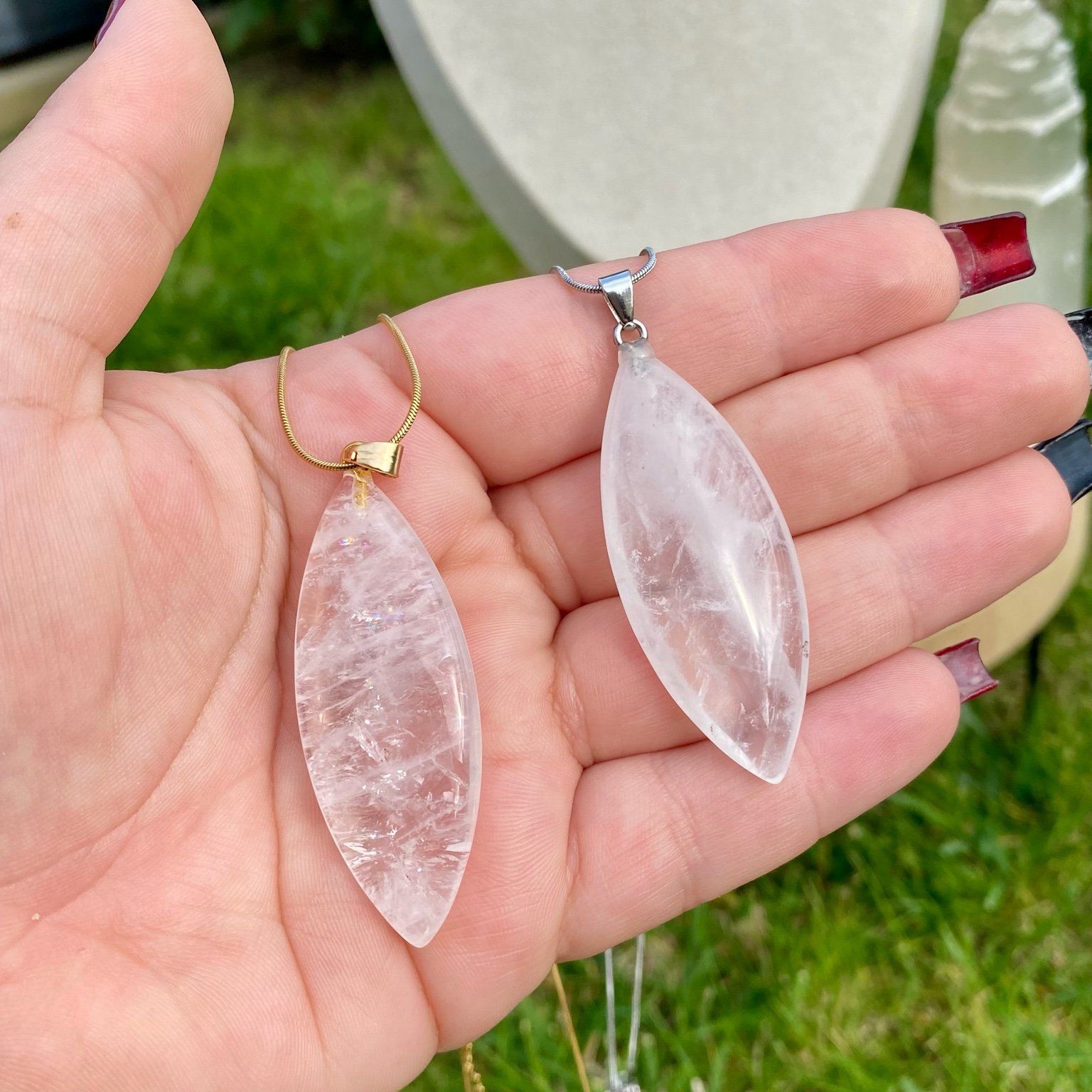 Collier pendentif en cristal de roche naturel, forme marquise, sur chaîne fine argentée ou dorée. Pierre de lumière et de pureté, bijou énergétique signé Les Merveilles by Pauline.