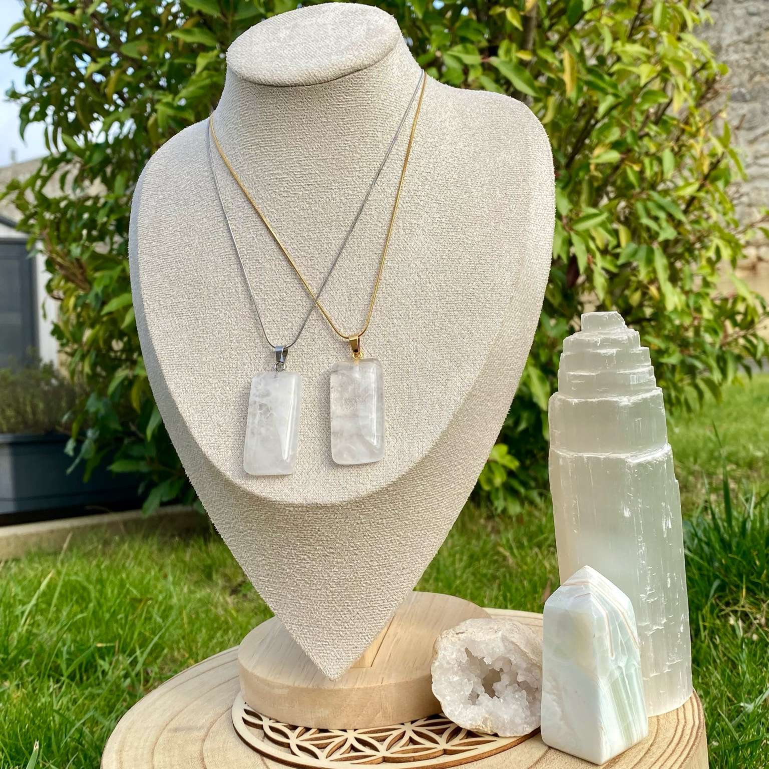 Collier pendentif en cristal de roche naturel sur chaîne fine en acier inoxydable, forme rectangulaire aux coins arrondis. Bijou lumineux et épuré vendu par Les Merveilles by Pauline, parfait pour harmoniser les énergies et apporter clarté d’esprit.