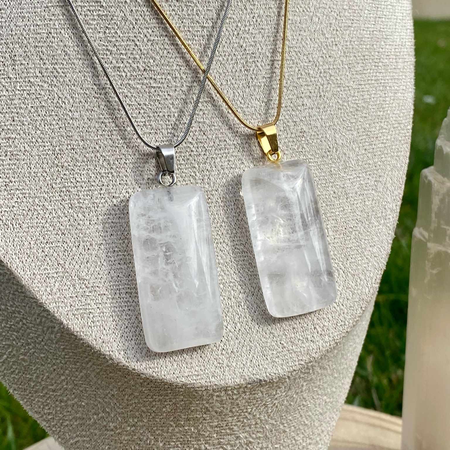 Collier pendentif en cristal de roche naturel sur chaîne fine en acier inoxydable, forme rectangulaire aux coins arrondis. Bijou lumineux et épuré vendu par Les Merveilles by Pauline, parfait pour harmoniser les énergies et apporter clarté d’esprit.