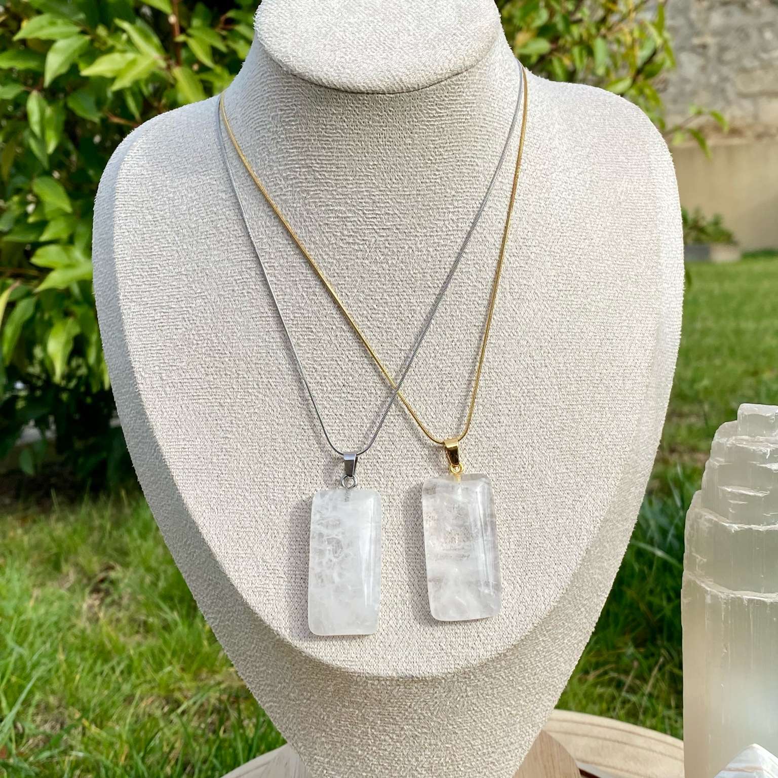 Collier pendentif en cristal de roche naturel sur chaîne fine en acier inoxydable, forme rectangulaire aux coins arrondis. Bijou lumineux et épuré vendu par Les Merveilles by Pauline, parfait pour harmoniser les énergies et apporter clarté d’esprit.