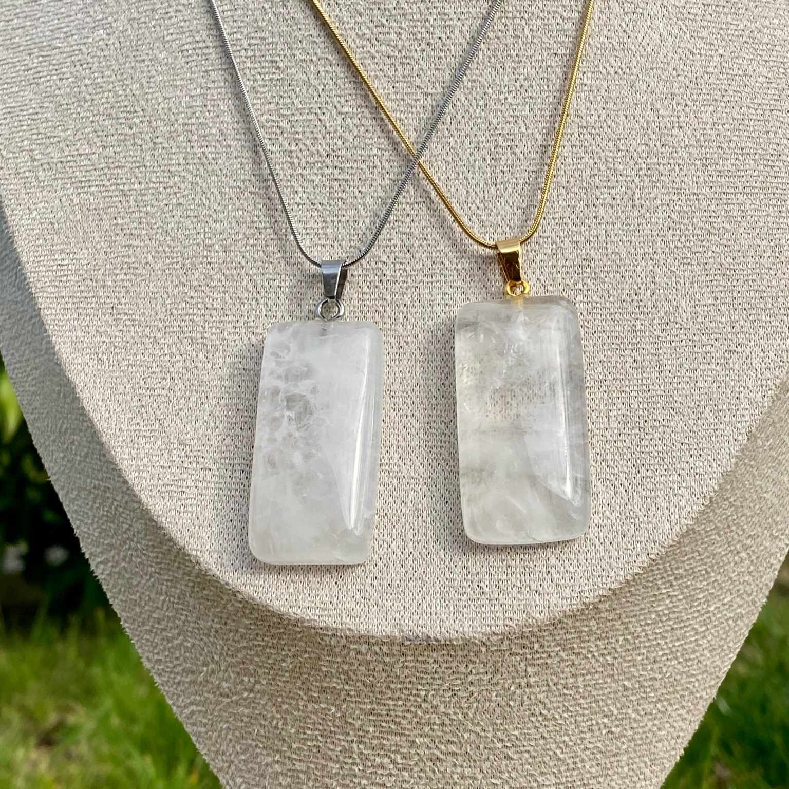 Collier pendentif en cristal de roche naturel sur chaîne fine en acier inoxydable, forme rectangulaire aux coins arrondis. Bijou lumineux et épuré vendu par Les Merveilles by Pauline, parfait pour harmoniser les énergies et apporter clarté d’esprit.