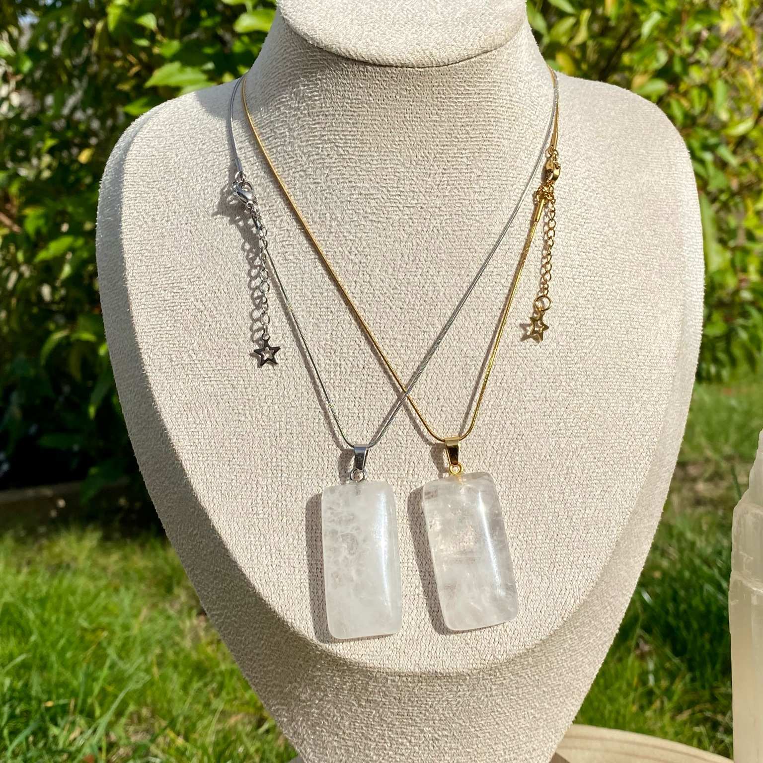 Collier pendentif en cristal de roche naturel sur chaîne fine en acier inoxydable, forme rectangulaire aux coins arrondis. Bijou lumineux et épuré vendu par Les Merveilles by Pauline, parfait pour harmoniser les énergies et apporter clarté d’esprit.