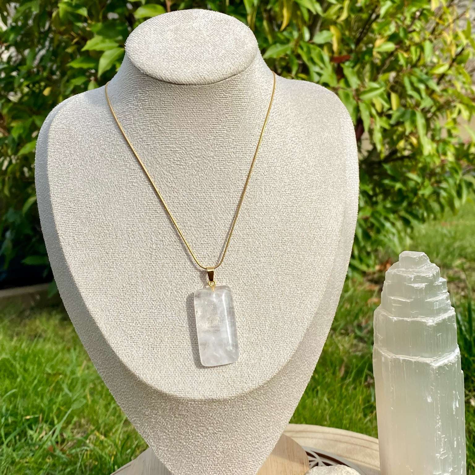 Collier pendentif en cristal de roche naturel sur chaîne fine en acier inoxydable, forme rectangulaire aux coins arrondis. Bijou lumineux et épuré vendu par Les Merveilles by Pauline, parfait pour harmoniser les énergies et apporter clarté d’esprit.