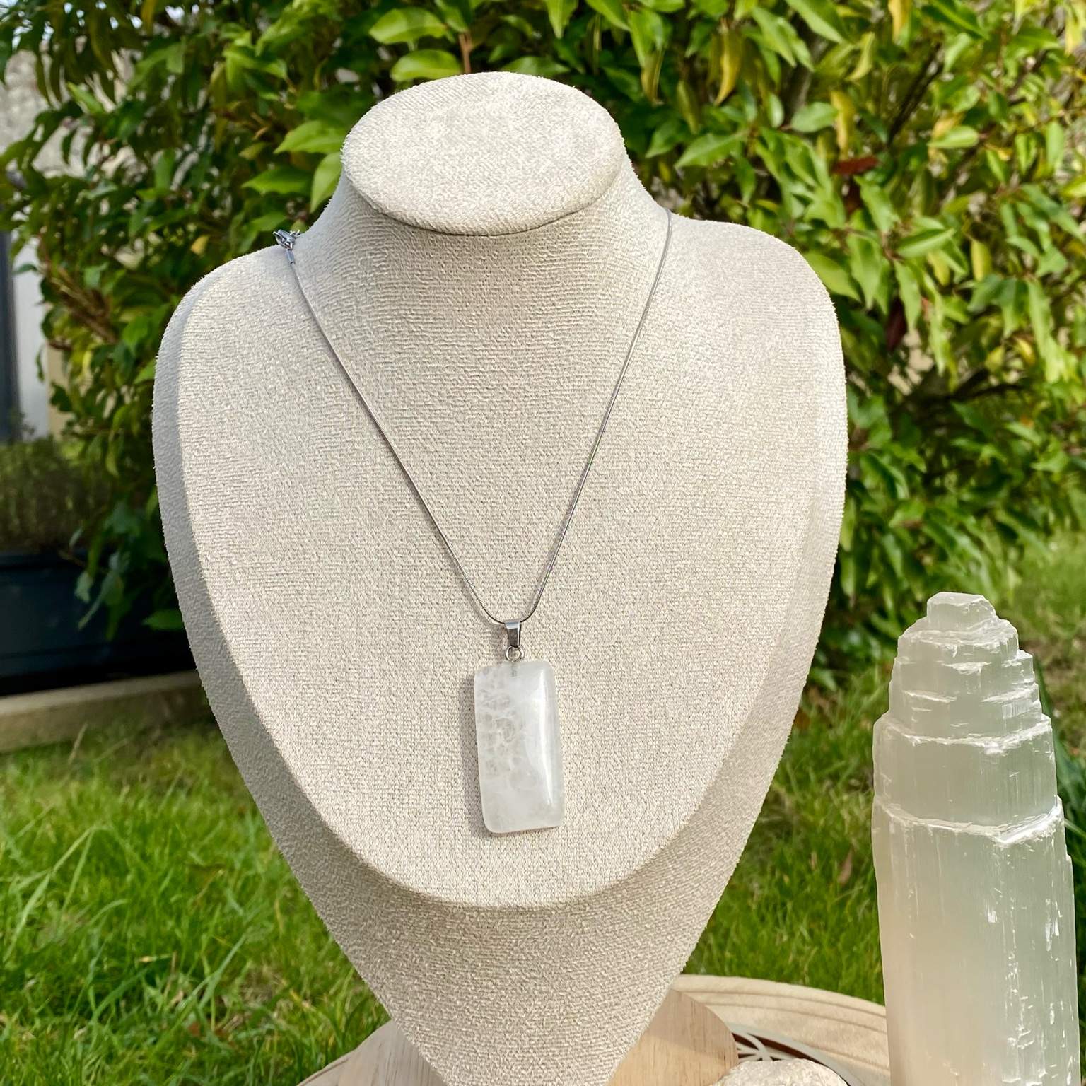 Collier pendentif en cristal de roche naturel sur chaîne fine en acier inoxydable, forme rectangulaire aux coins arrondis. Bijou lumineux et épuré vendu par Les Merveilles by Pauline, parfait pour harmoniser les énergies et apporter clarté d’esprit.