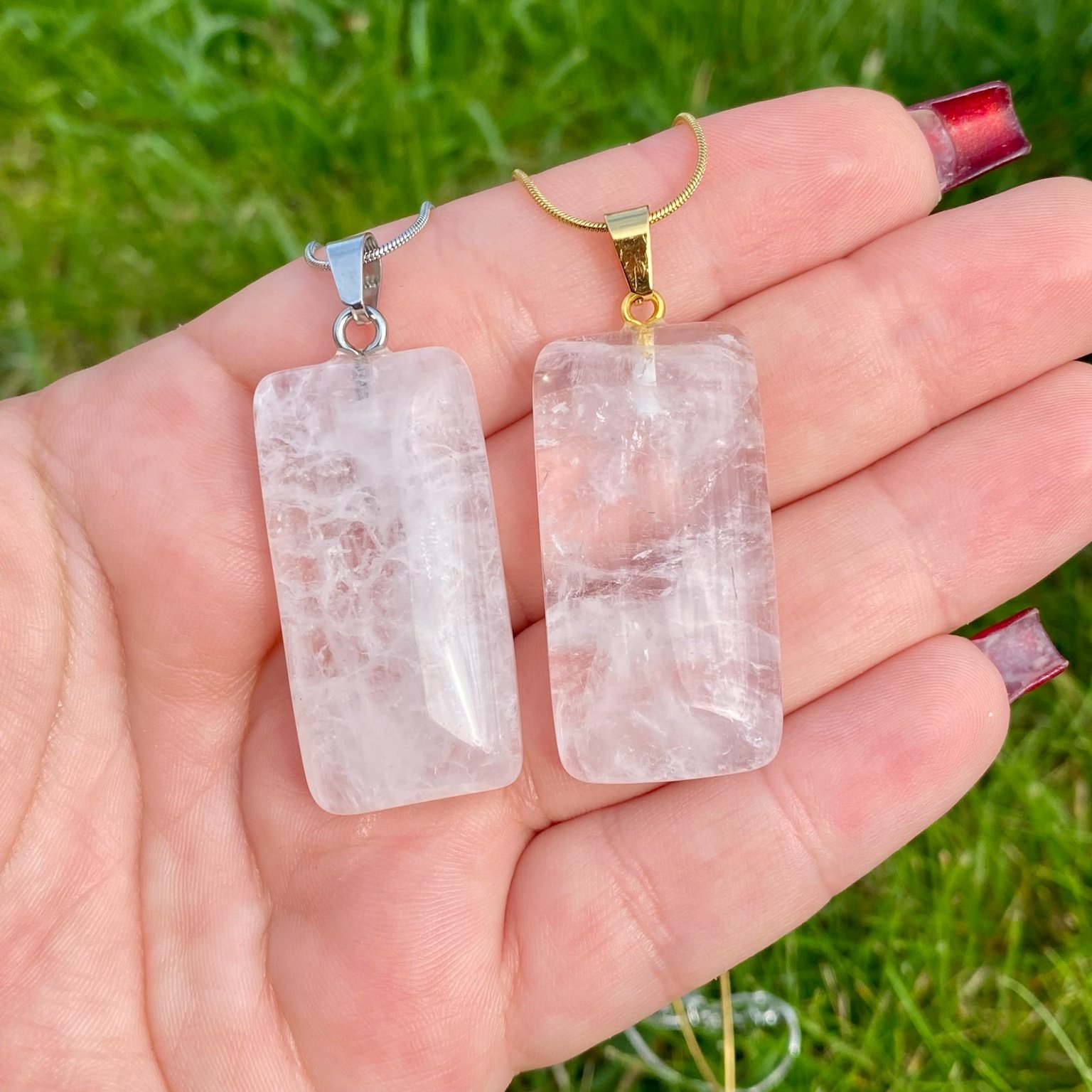 Collier pendentif en cristal de roche naturel sur chaîne fine en acier inoxydable, forme rectangulaire aux coins arrondis. Bijou lumineux et épuré vendu par Les Merveilles by Pauline, parfait pour harmoniser les énergies et apporter clarté d’esprit.