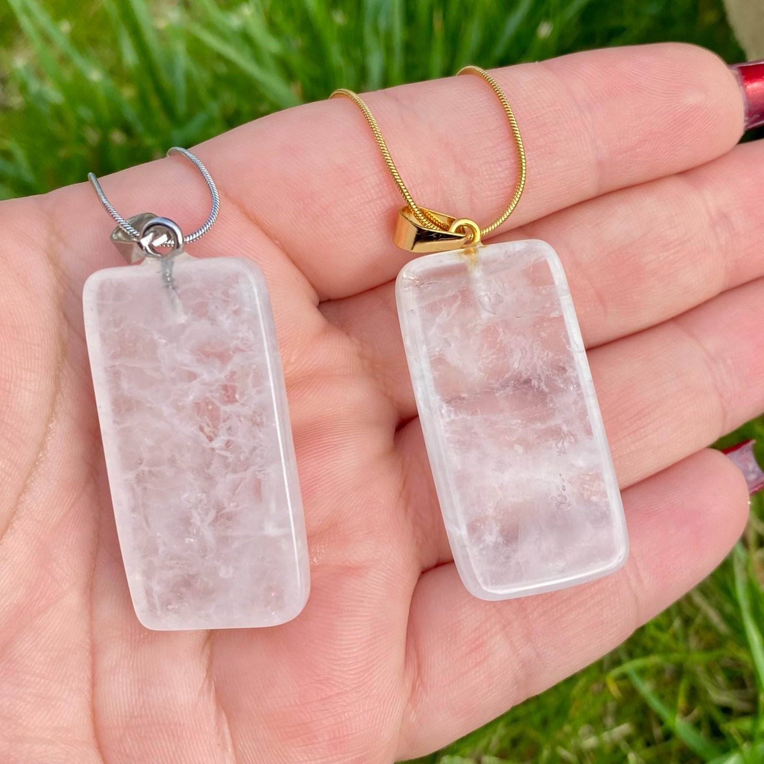 Collier pendentif en cristal de roche naturel sur chaîne fine en acier inoxydable, forme rectangulaire aux coins arrondis. Bijou lumineux et épuré vendu par Les Merveilles by Pauline, parfait pour harmoniser les énergies et apporter clarté d’esprit.