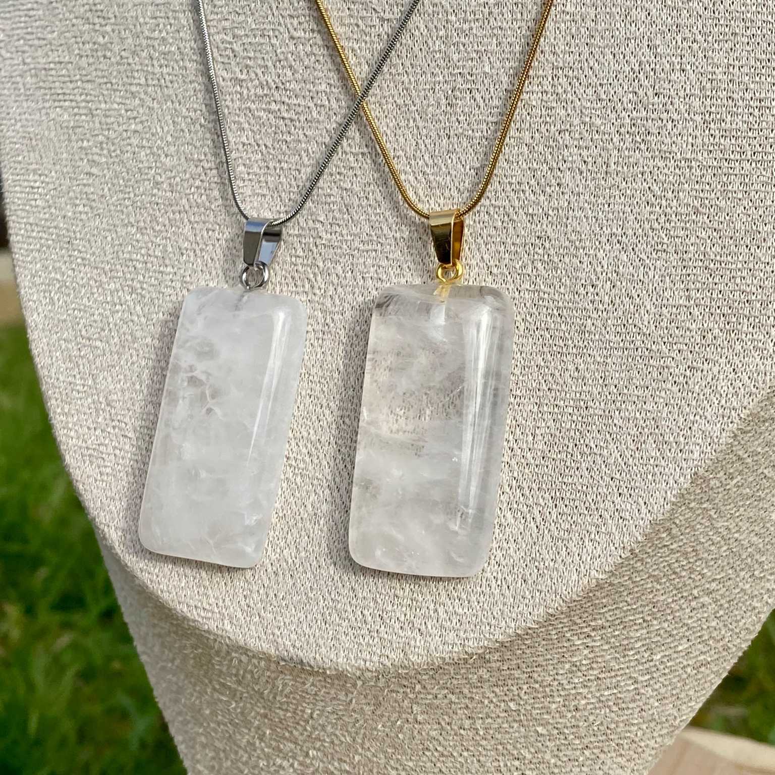 Collier pendentif en cristal de roche naturel sur chaîne fine en acier inoxydable, forme rectangulaire aux coins arrondis. Bijou lumineux et épuré vendu par Les Merveilles by Pauline, parfait pour harmoniser les énergies et apporter clarté d’esprit.