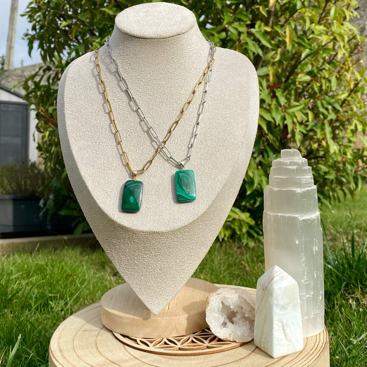 Pendentif en malachite naturelle sur chaîne à mailles rectangulaires en acier inoxydable doré. Pierre reliée au chakra du coeur : guérison émotionnelle et transformation, aux motifs verts uniques. Bijou élégant et énergétique Les Merveilles by Pauline.