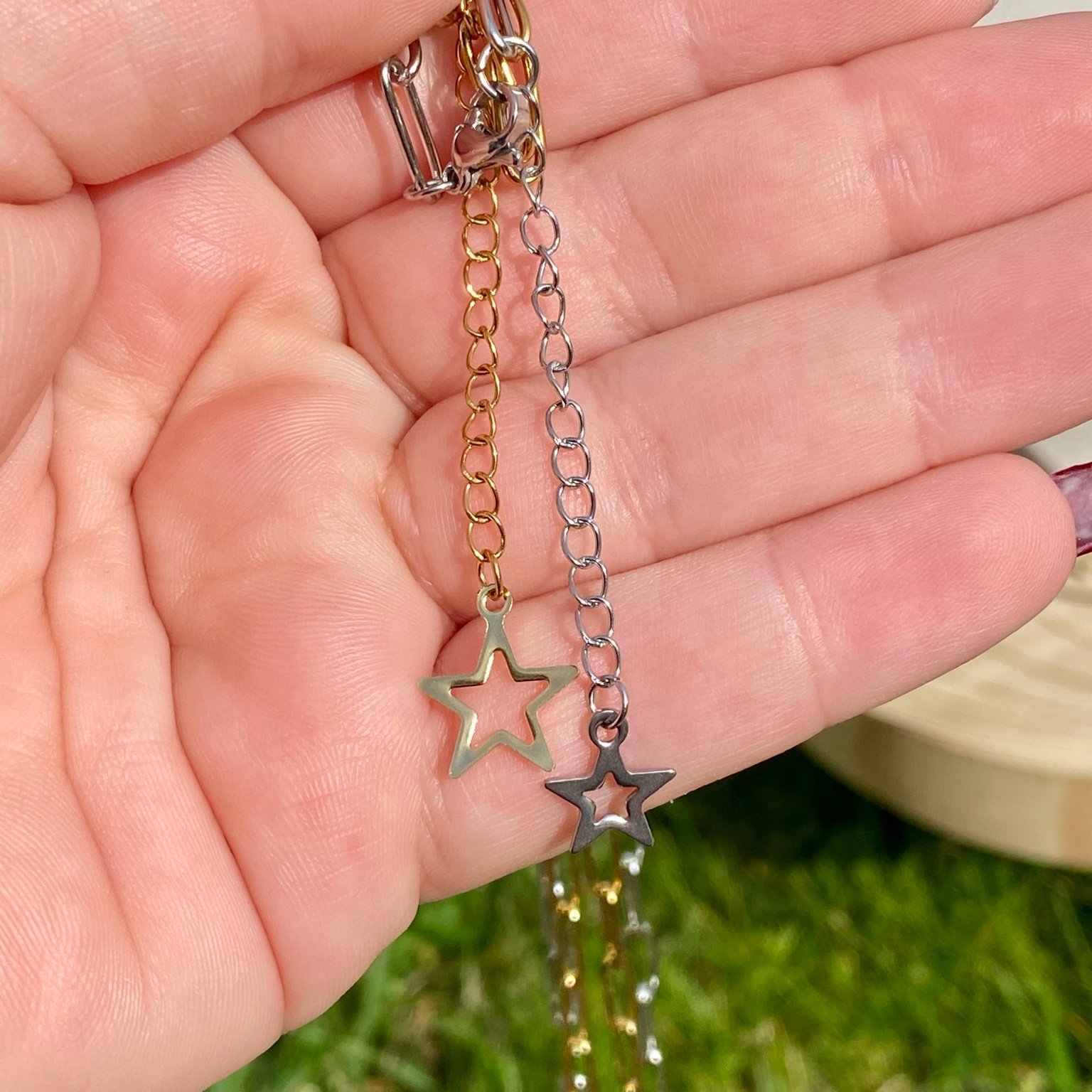 Pendentif en malachite naturelle sur chaîne à mailles rectangulaires en acier inoxydable doré. Pierre reliée au chakra du coeur : guérison émotionnelle et transformation, aux motifs verts uniques. Bijou élégant et énergétique Les Merveilles by Pauline.