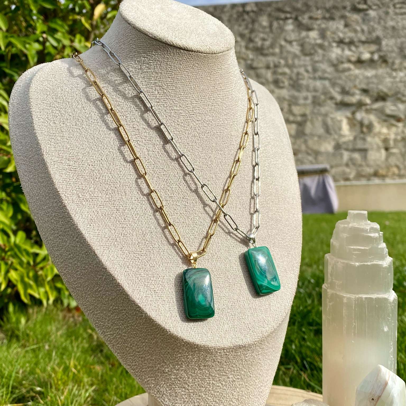 Pendentif en malachite naturelle sur chaîne à mailles rectangulaires en acier inoxydable doré. Pierre reliée au chakra du coeur : guérison émotionnelle et transformation, aux motifs verts uniques. Bijou élégant et énergétique Les Merveilles by Pauline.