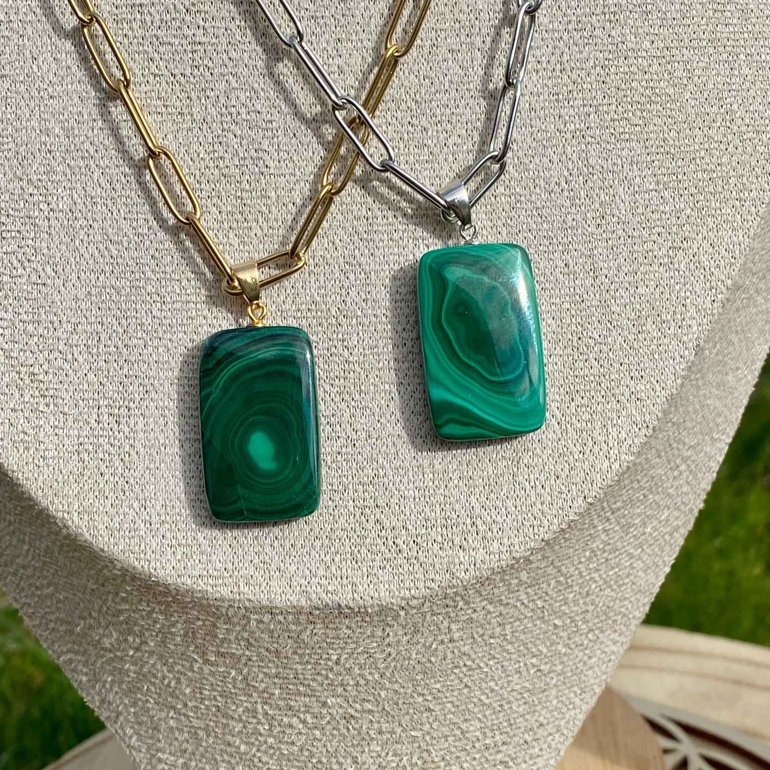 Pendentif en malachite naturelle sur chaîne à mailles rectangulaires en acier inoxydable doré. Pierre reliée au chakra du coeur : guérison émotionnelle et transformation, aux motifs verts uniques. Bijou élégant et énergétique Les Merveilles by Pauline.