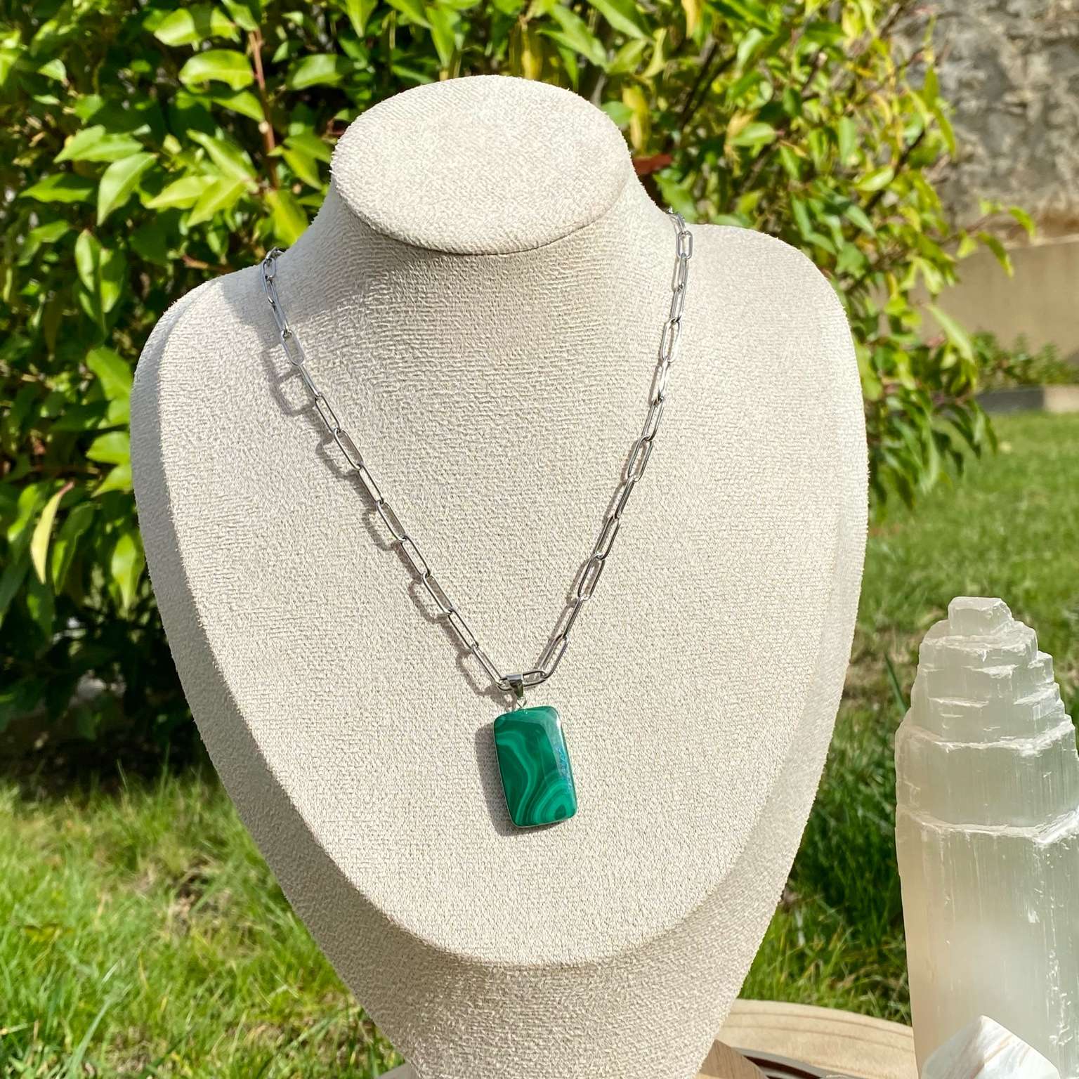 Pendentif en malachite naturelle sur chaîne à mailles rectangulaires en acier inoxydable doré. Pierre reliée au chakra du coeur : guérison émotionnelle et transformation, aux motifs verts uniques. Bijou élégant et énergétique Les Merveilles by Pauline.