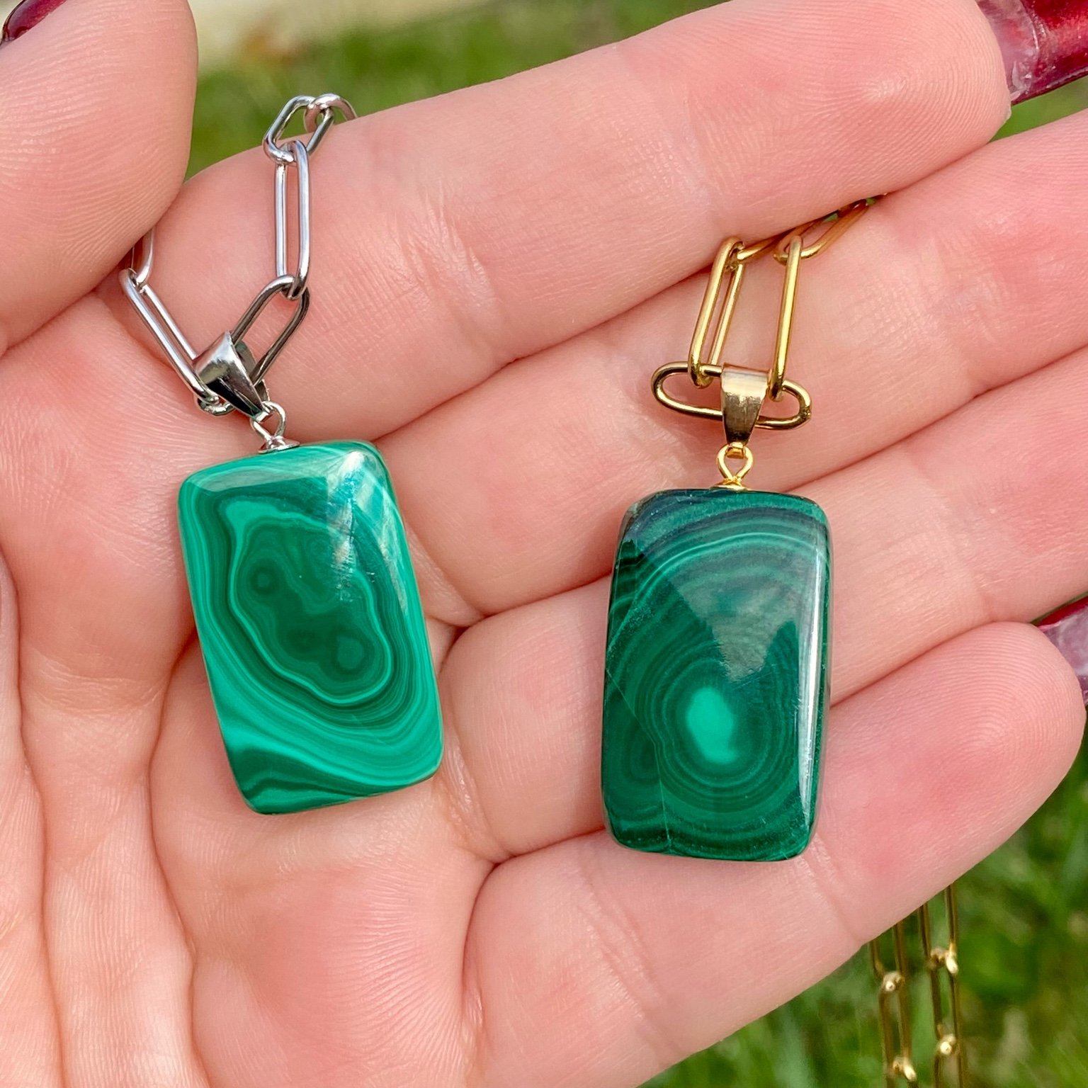 Pendentif en malachite naturelle sur chaîne à mailles rectangulaires en acier inoxydable doré. Pierre reliée au chakra du coeur : guérison émotionnelle et transformation, aux motifs verts uniques. Bijou élégant et énergétique Les Merveilles by Pauline.