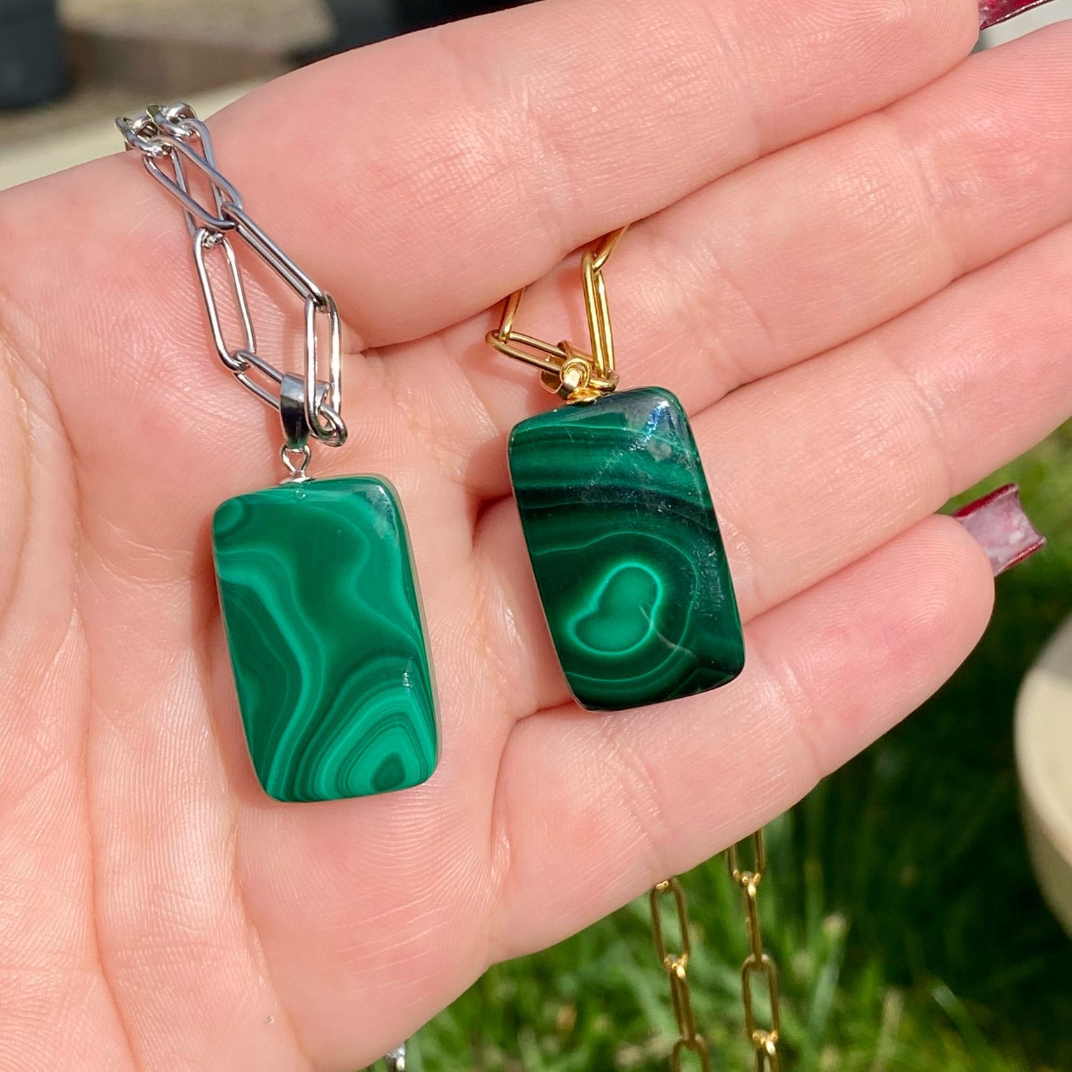 Pendentif en malachite naturelle sur chaîne à mailles rectangulaires en acier inoxydable doré. Pierre reliée au chakra du coeur : guérison émotionnelle et transformation, aux motifs verts uniques. Bijou élégant et énergétique Les Merveilles by Pauline.