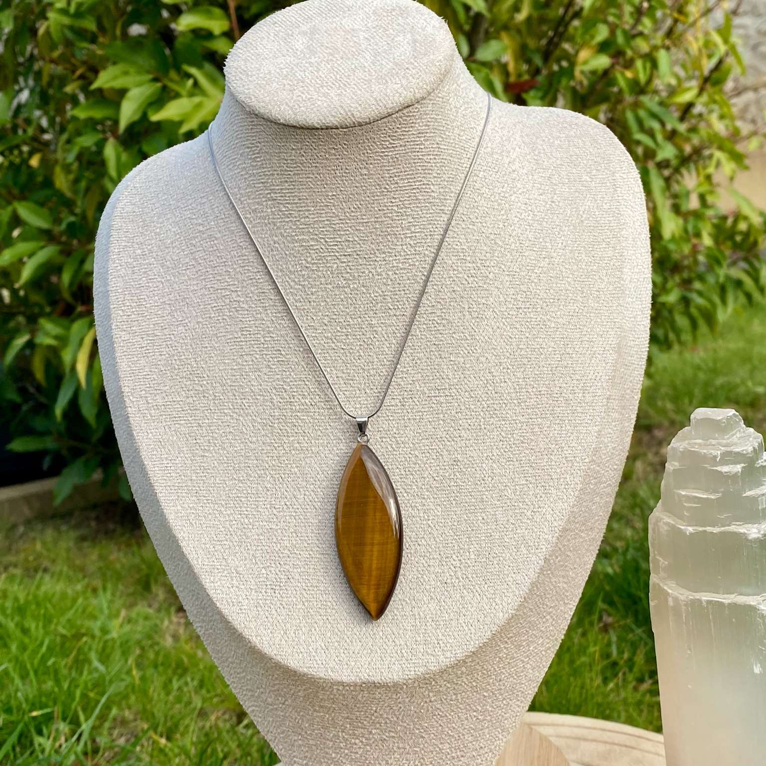 Collier pendentif œil de tigre naturel en forme de marquise sur chaîne fine en acier inoxydable. Création par Les Merveilles by Pauline pour booster la confiance en soi et protéger des énergies négatives.