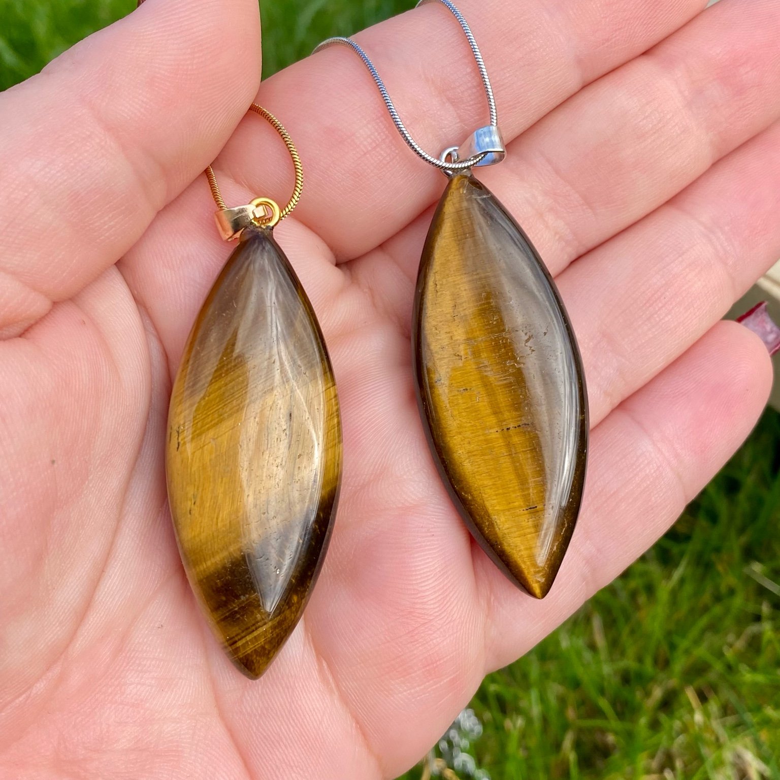 Collier pendentif œil de tigre naturel en forme de marquise sur chaîne fine en acier inoxydable. Création par Les Merveilles by Pauline pour booster la confiance en soi et protéger des énergies négatives.