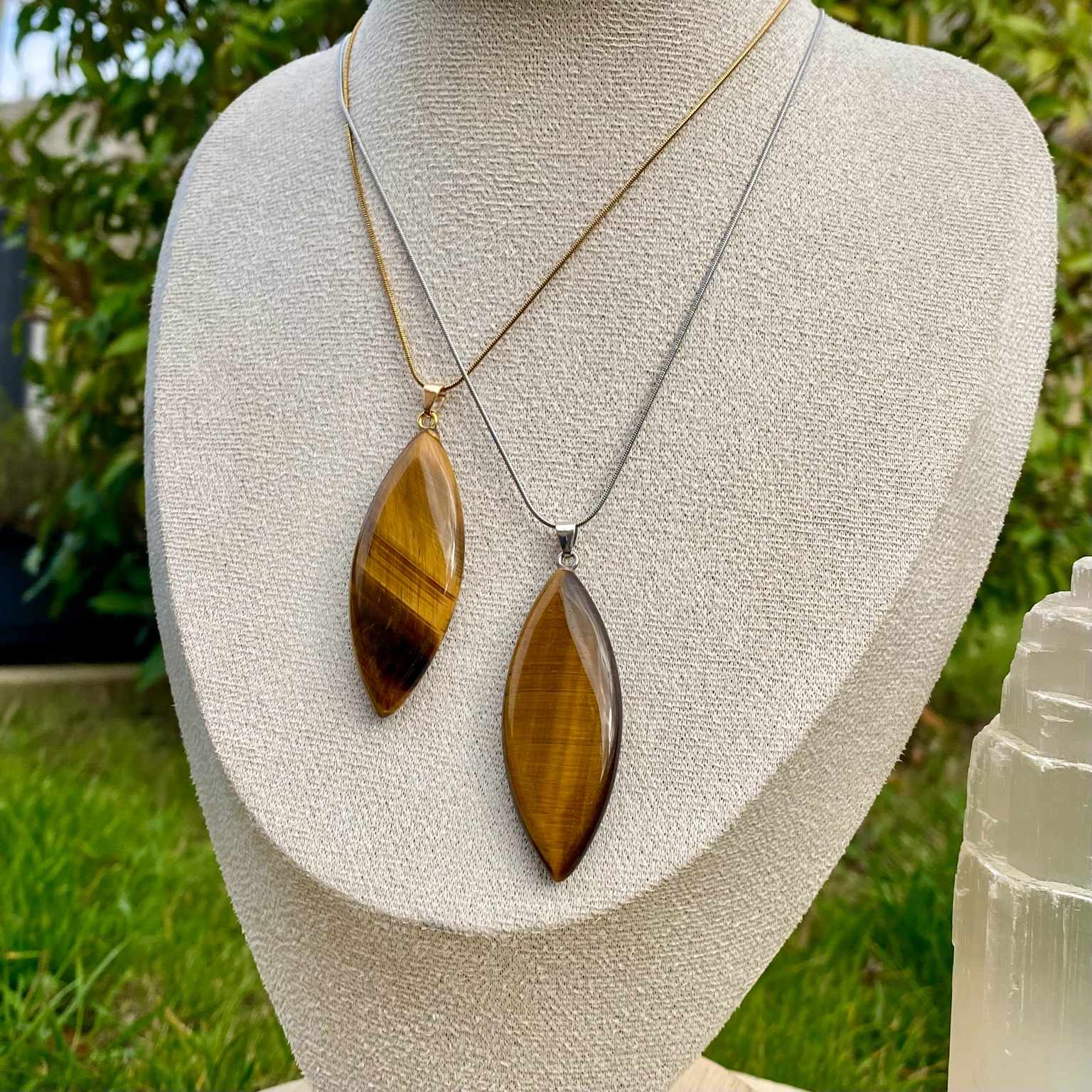 Collier pendentif œil de tigre naturel en forme de marquise sur chaîne fine en acier inoxydable. Création par Les Merveilles by Pauline pour booster la confiance en soi et protéger des énergies négatives.