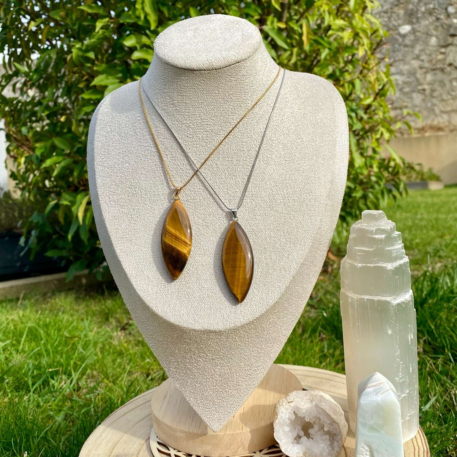 Collier pendentif œil de tigre naturel en forme de marquise sur chaîne fine en acier inoxydable. Création par Les Merveilles by Pauline pour booster la confiance en soi et protéger des énergies négatives.