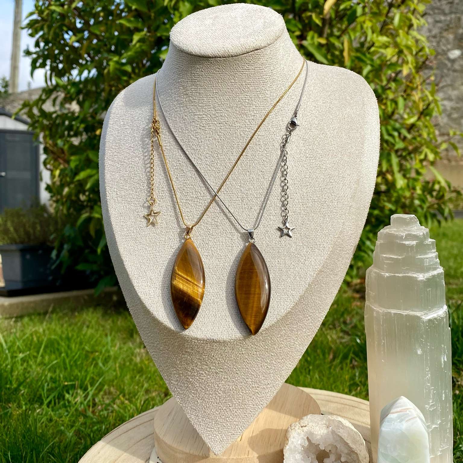 Collier pendentif œil de tigre naturel en forme de marquise sur chaîne fine en acier inoxydable. Création par Les Merveilles by Pauline pour booster la confiance en soi et protéger des énergies négatives.