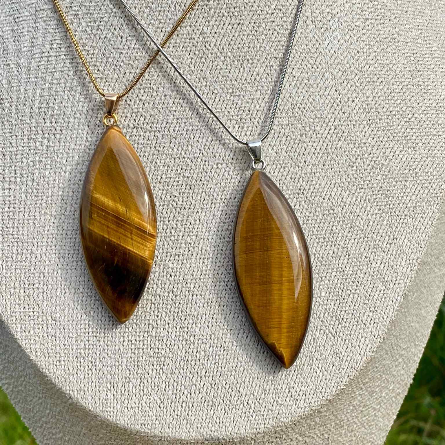 Collier pendentif œil de tigre naturel en forme de marquise sur chaîne fine en acier inoxydable. Création par Les Merveilles by Pauline pour booster la confiance en soi et protéger des énergies négatives.