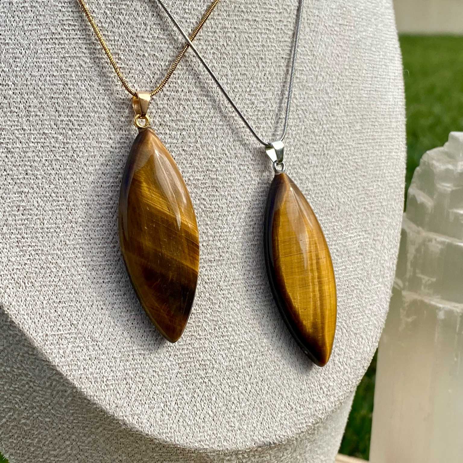 Collier pendentif œil de tigre naturel en forme de marquise sur chaîne fine en acier inoxydable. Création par Les Merveilles by Pauline pour booster la confiance en soi et protéger des énergies négatives.